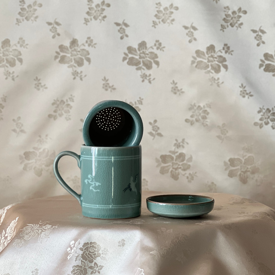 Celadon Tea Mug: Inlaid Cloud and Crane Motif