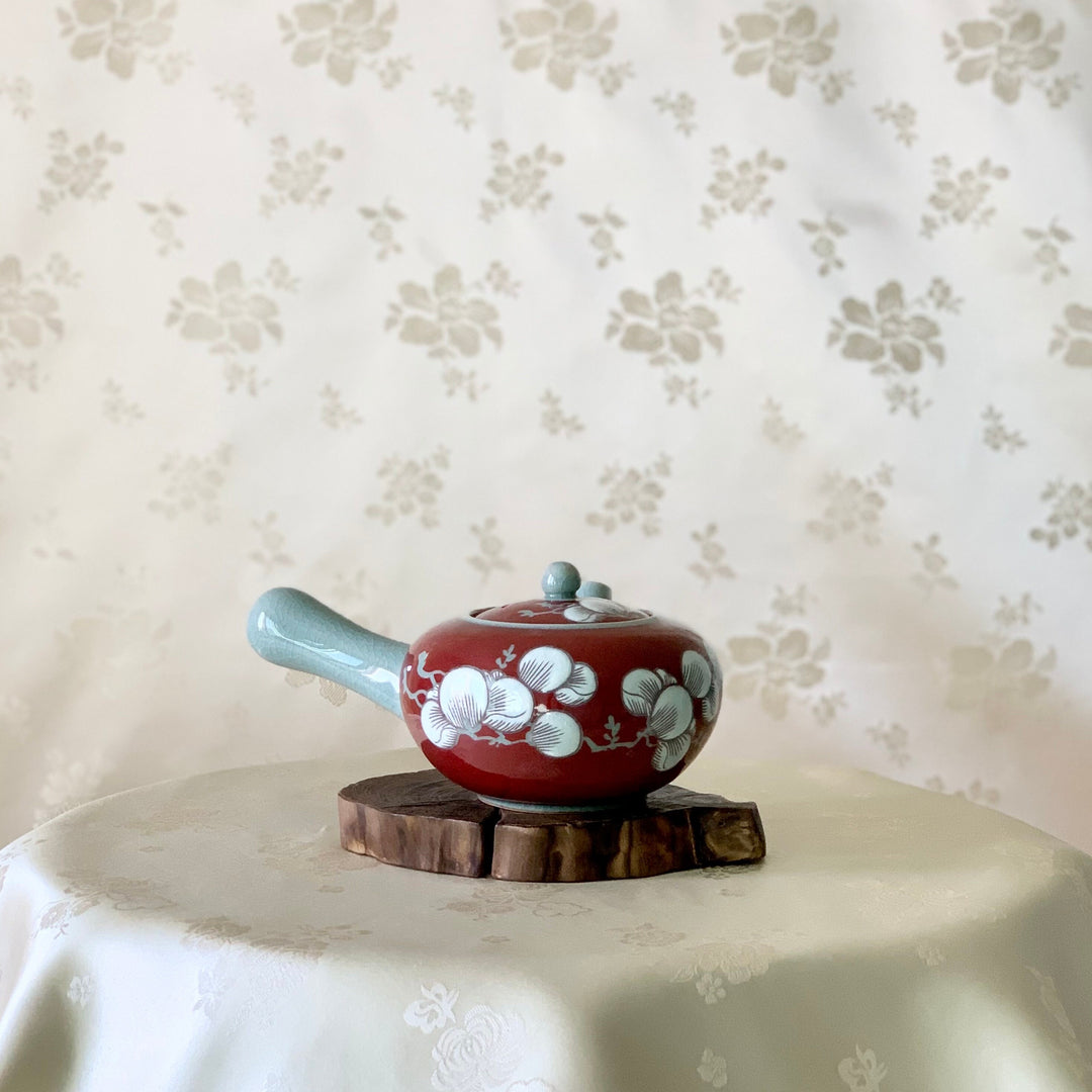 Red Celadon Tea Set for 5 People with Magnolia Pattern (청자 동화 목련문 5인 다기 세트)