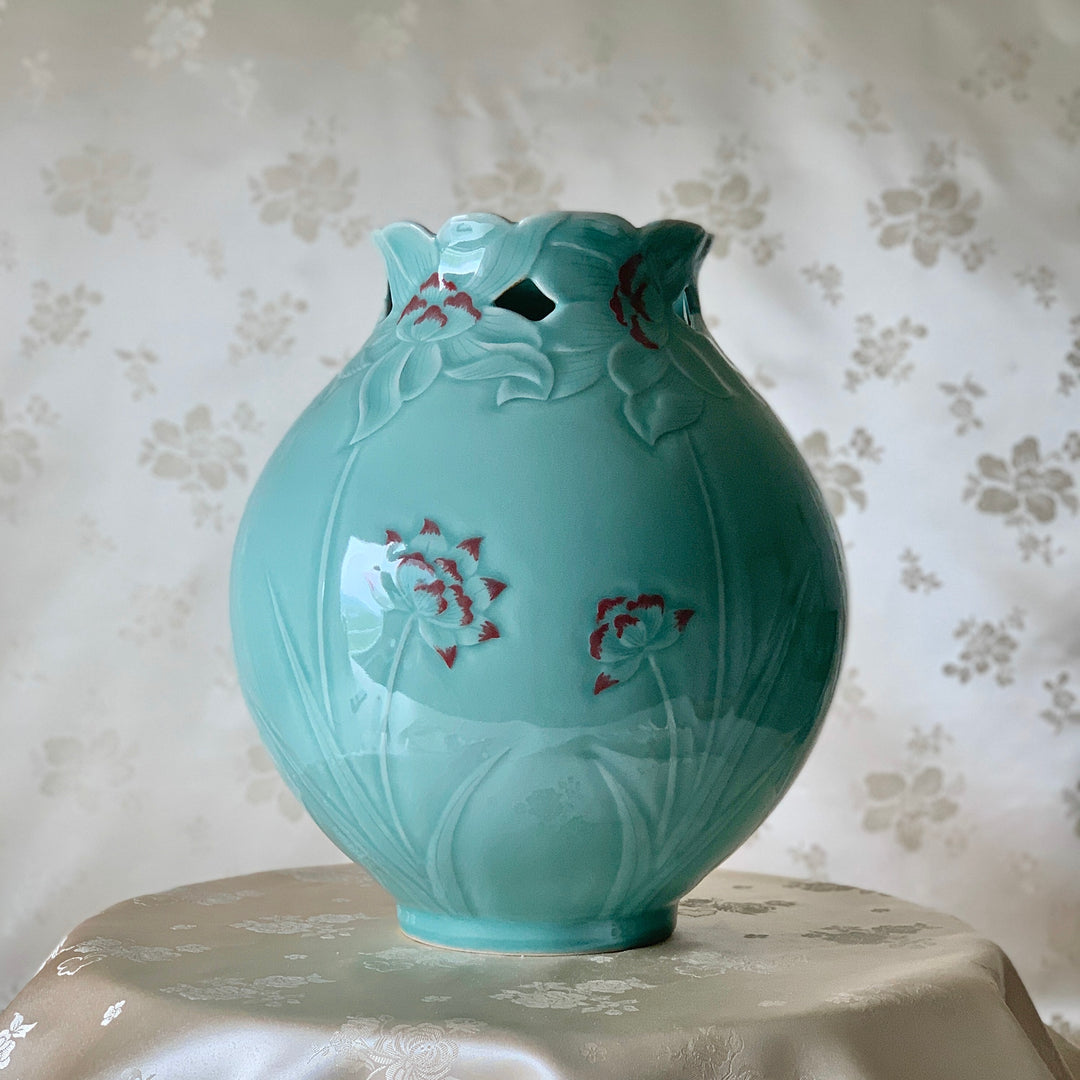 Celadon Vase with Embossed Lotus Flower Pattern (청자 양각 동화 연화문 호)