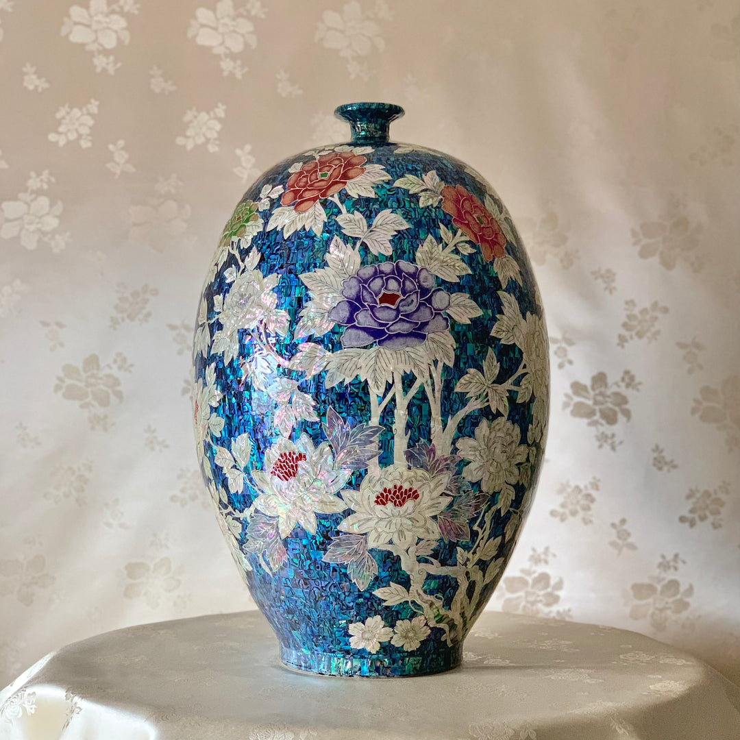 Lange Keramikvase aus Perlmutt mit Schmetterlings- und Pfingstrosenmuster (자개 호접 목단문 호)