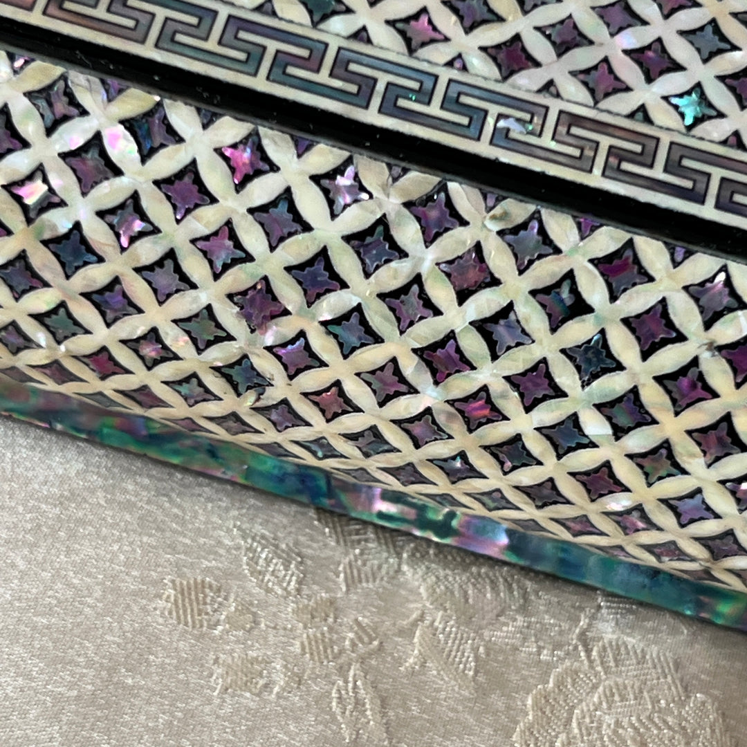 Mother-of-Pearl Jewelry Lidded Box: Chilbo Motif
