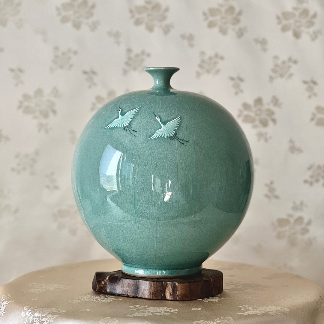 Celadon-Vase mit geprägtem Muster mit zwei Kranichen (청자 양각 쌍학문 호)