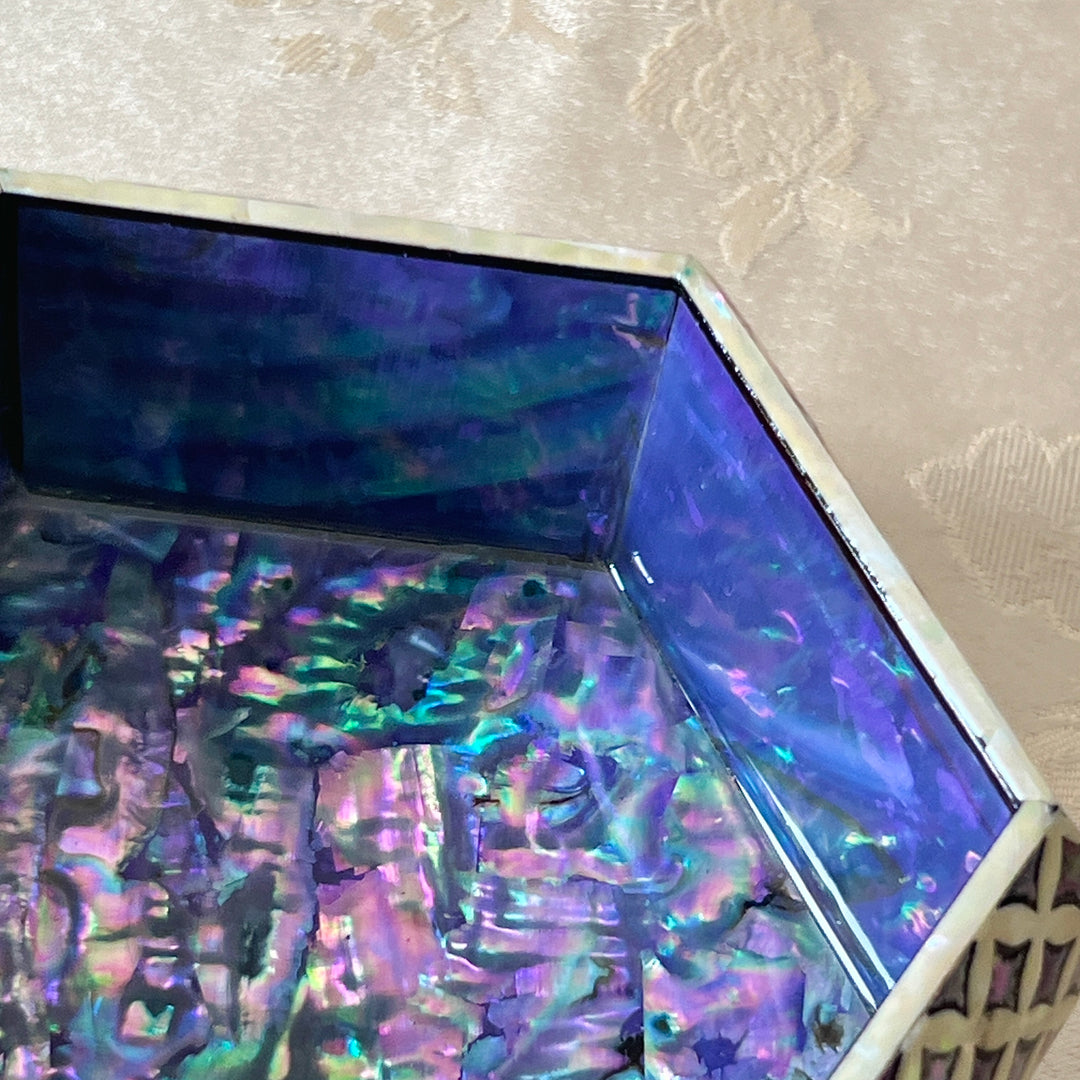 Mother-of-Pearl Hexagonal Mini Lidded Box: Chilbo Pattern