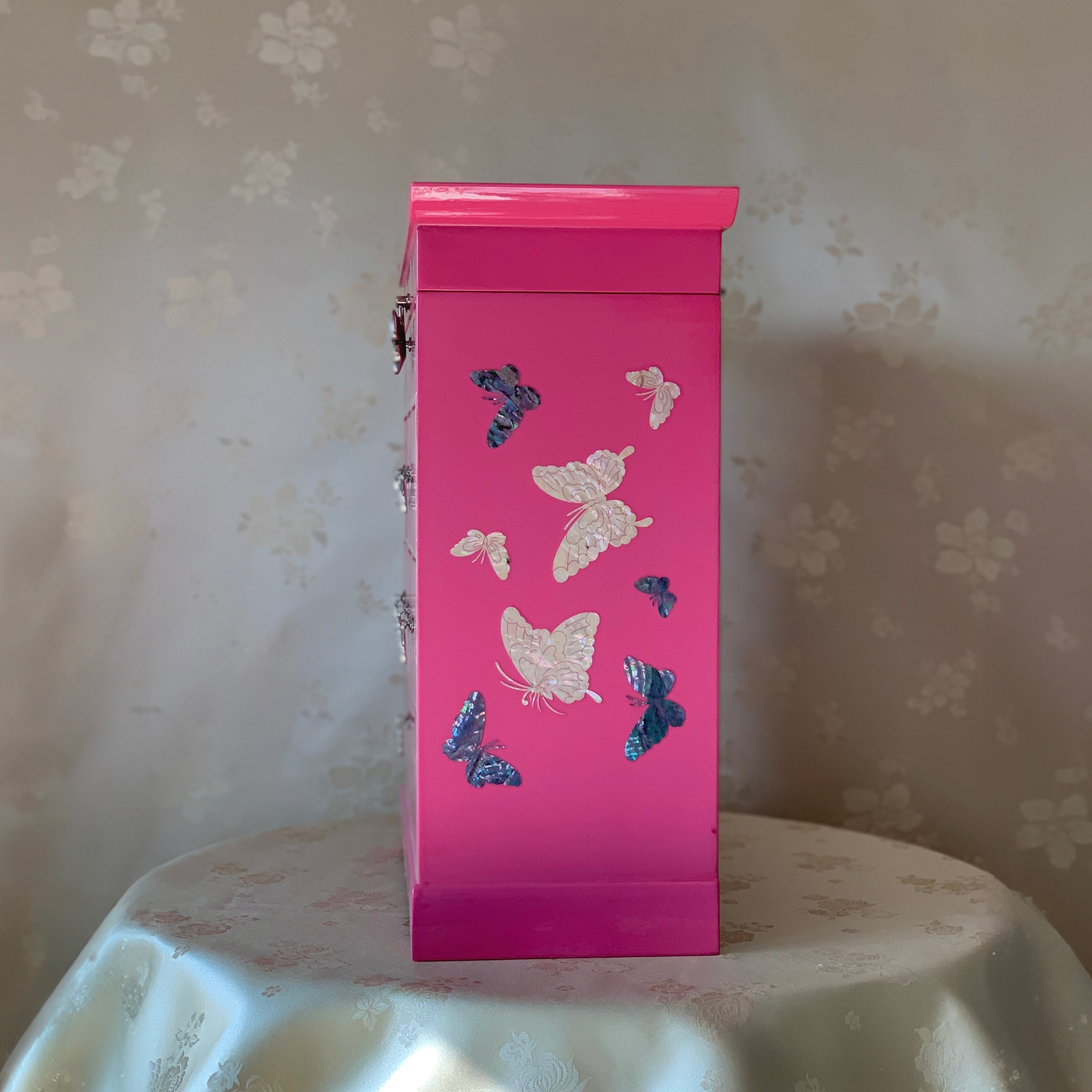 アジアンの壷 Mother of Pearl Jewelry or Storage Box with Butterfly