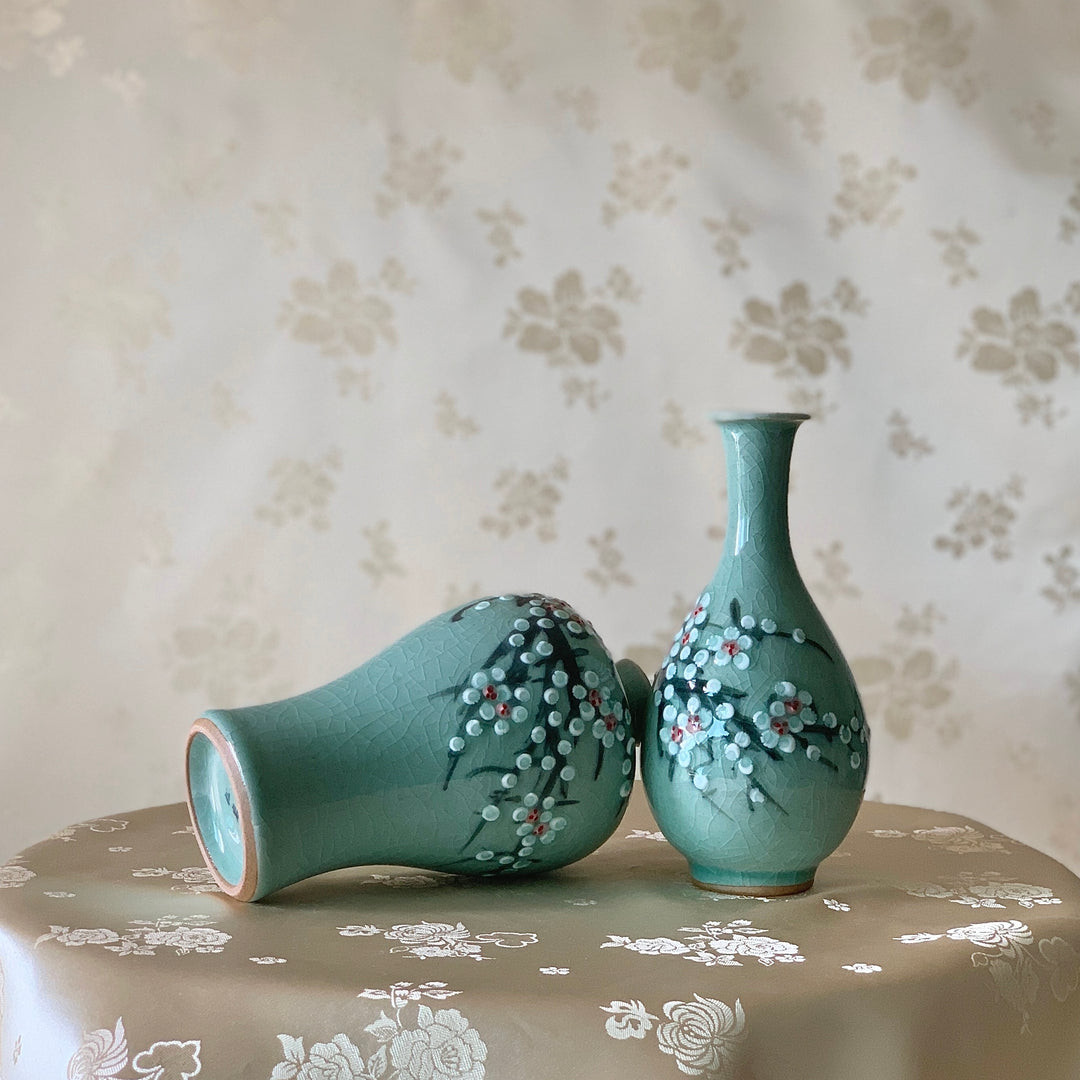 Celadon-Vasen-Set mit geprägtem Pflaumenmuster (청자 양각 매화문 매병,주병)