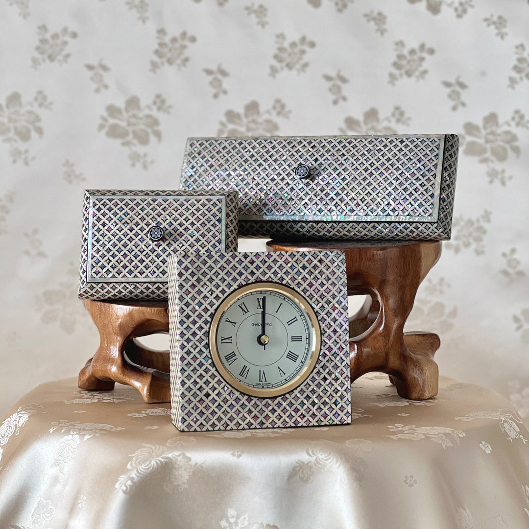 Perlmutt-Chilbo-Muster-Set bestehend aus Uhr, Federmäppchen und Visitenkartenbox (자개 칠보문 보관함, 탁상 Գ별 세트)
