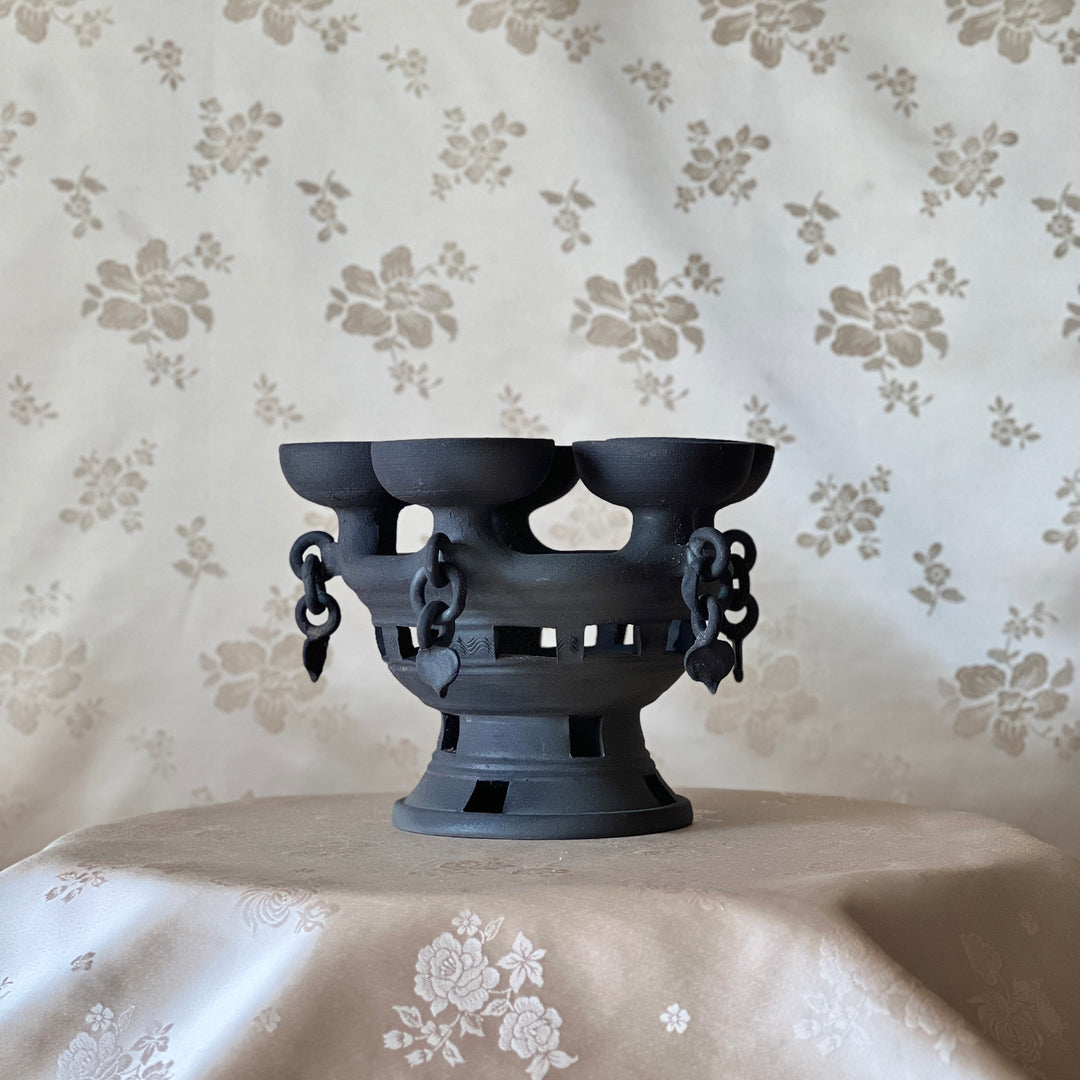 Silla Earthenware Five-Wick Oil Lamp: Ring-Ornamented Form