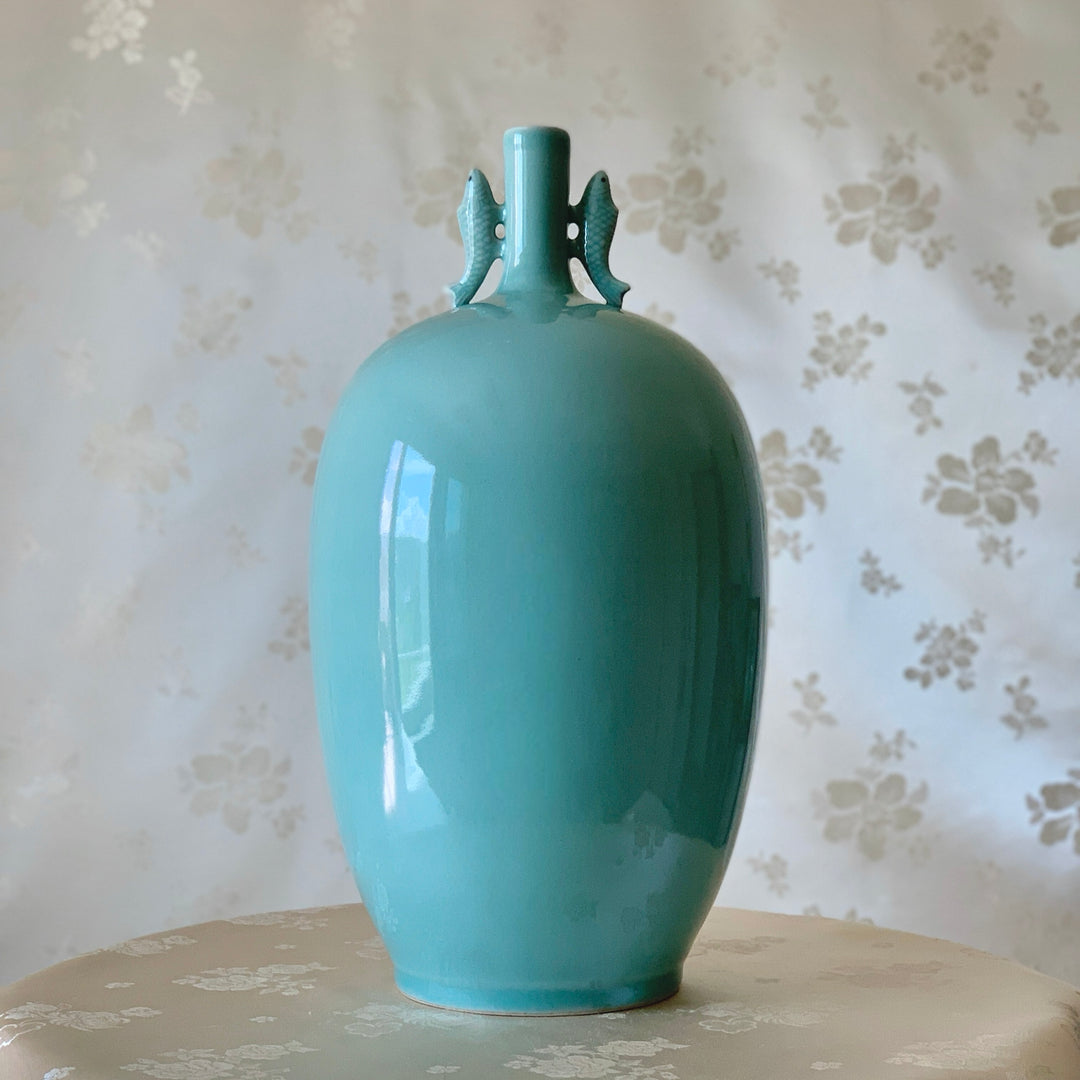 Lange Celadon-Vase mit Fischgriffen (청자 어형 양이 병)