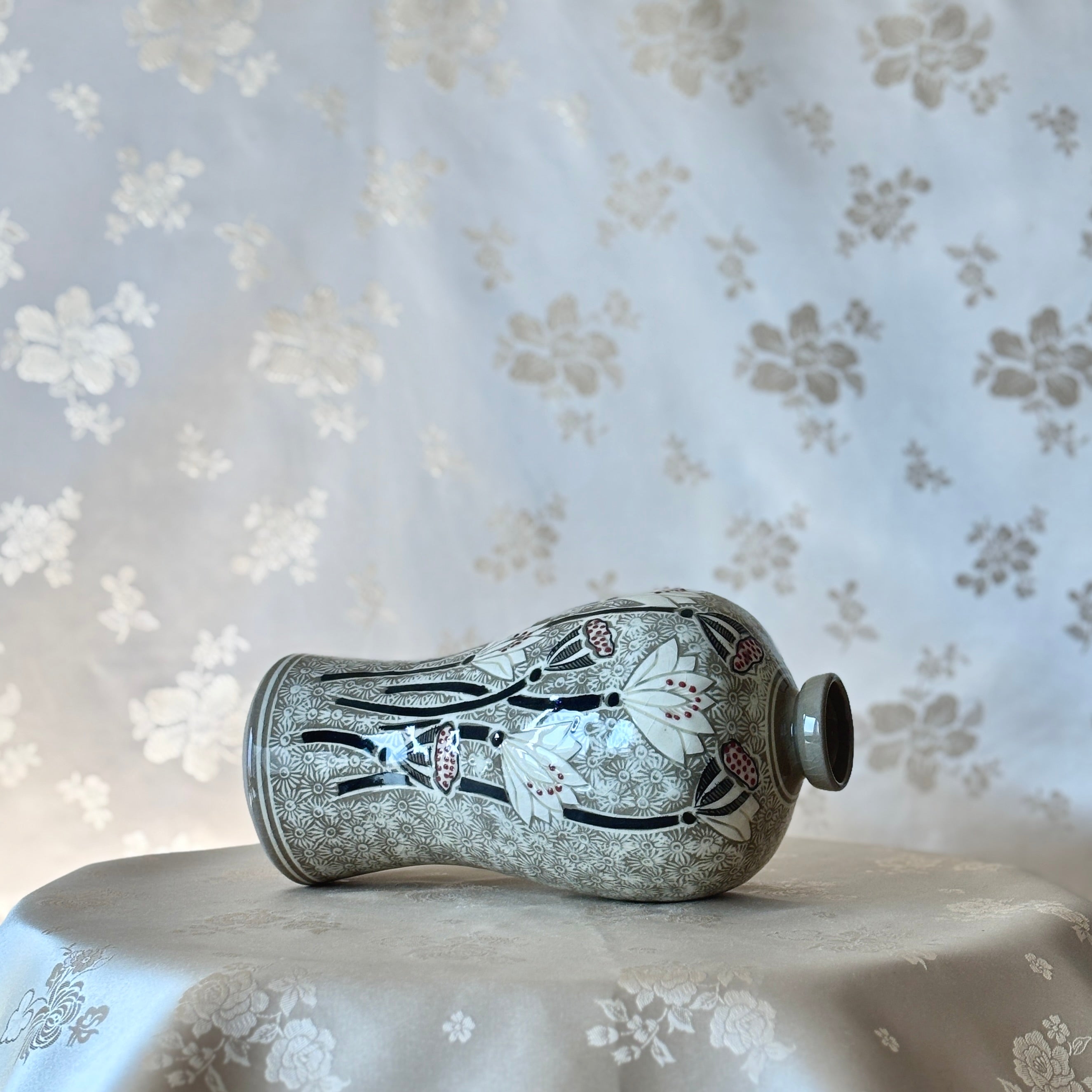 韓国青磁透かし彫り鶴雲文様花瓶 – ArtinKo