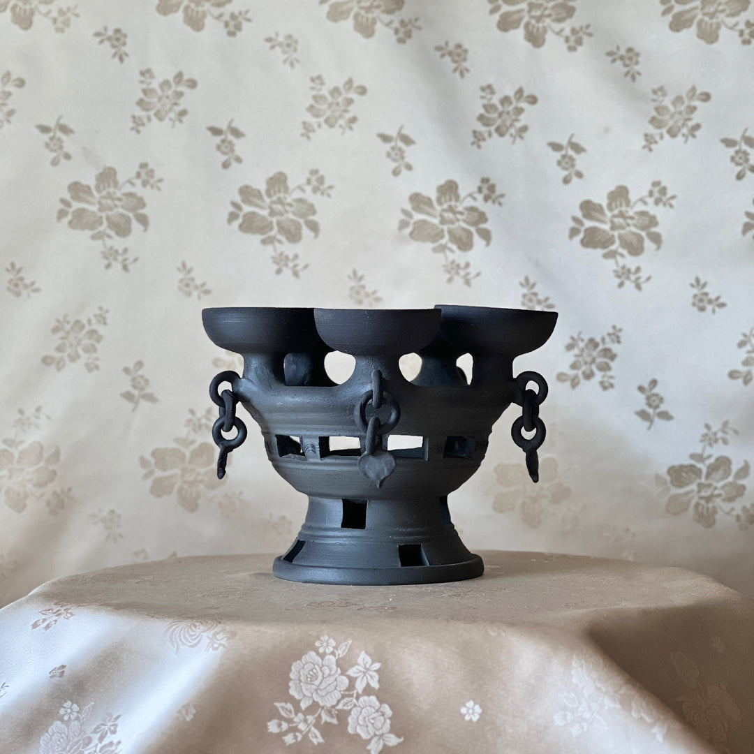 Silla Earthenware Five-Wick Oil Lamp: Ring-Ornamented Form