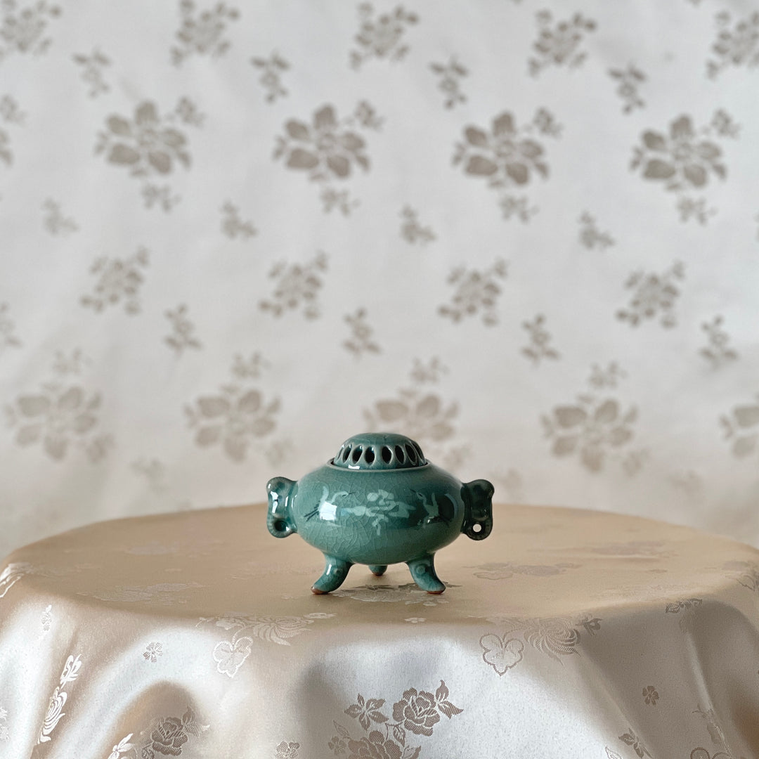Celadon Incense Burner with Inlaid Crane and Cloud Pattern and Elephant Shaped Handles (청자 상감 운학문 상이 삼족 향로)