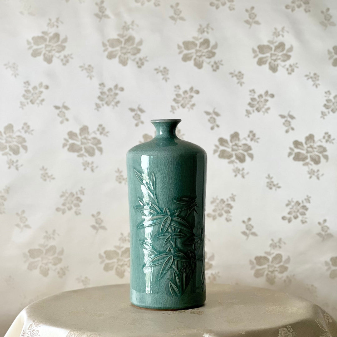 Celadon-Vase mit geprägtem Bambusmuster (순청자 양각 죽문 통형 병)