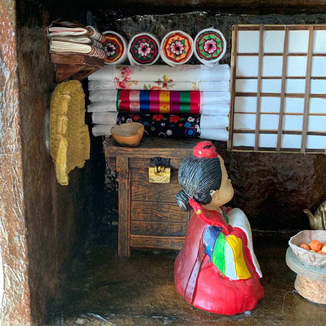 Miniaturzimmer für frisch verheiratete Paare im traditionellen Papierrahmen (전통 신혼방 미니어쳐 한지 액자)