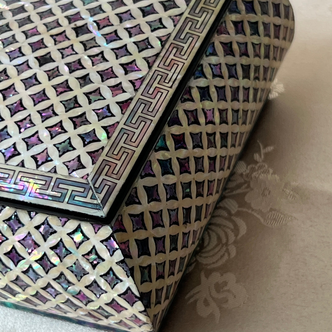 Mother-of-Pearl Jewelry Lidded Box: Chilbo Motif