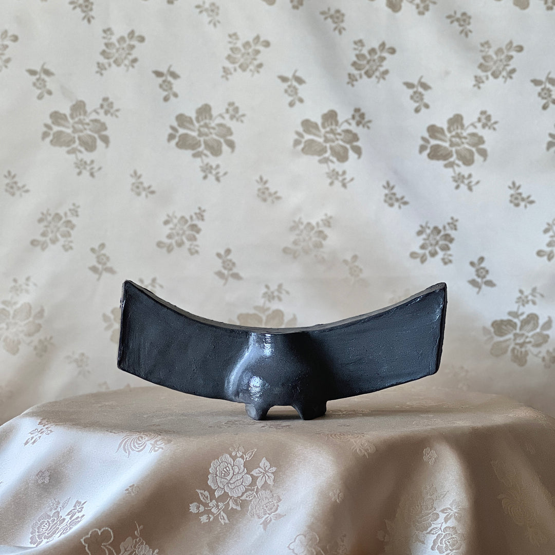 Korean Silla Earthenware Vase: Flat Roof-End Tile (Amaksae) Motif