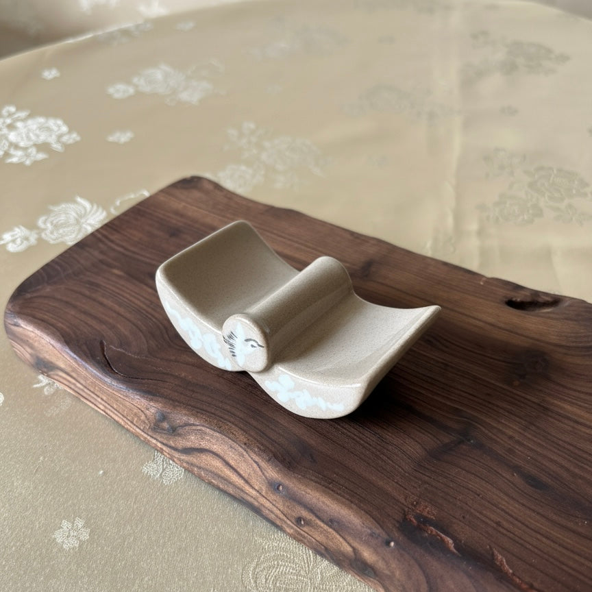 Buncheong Roof-Tile Utensil Rest Set with Inlaid Crane and Cloud Motif by Master Arisan