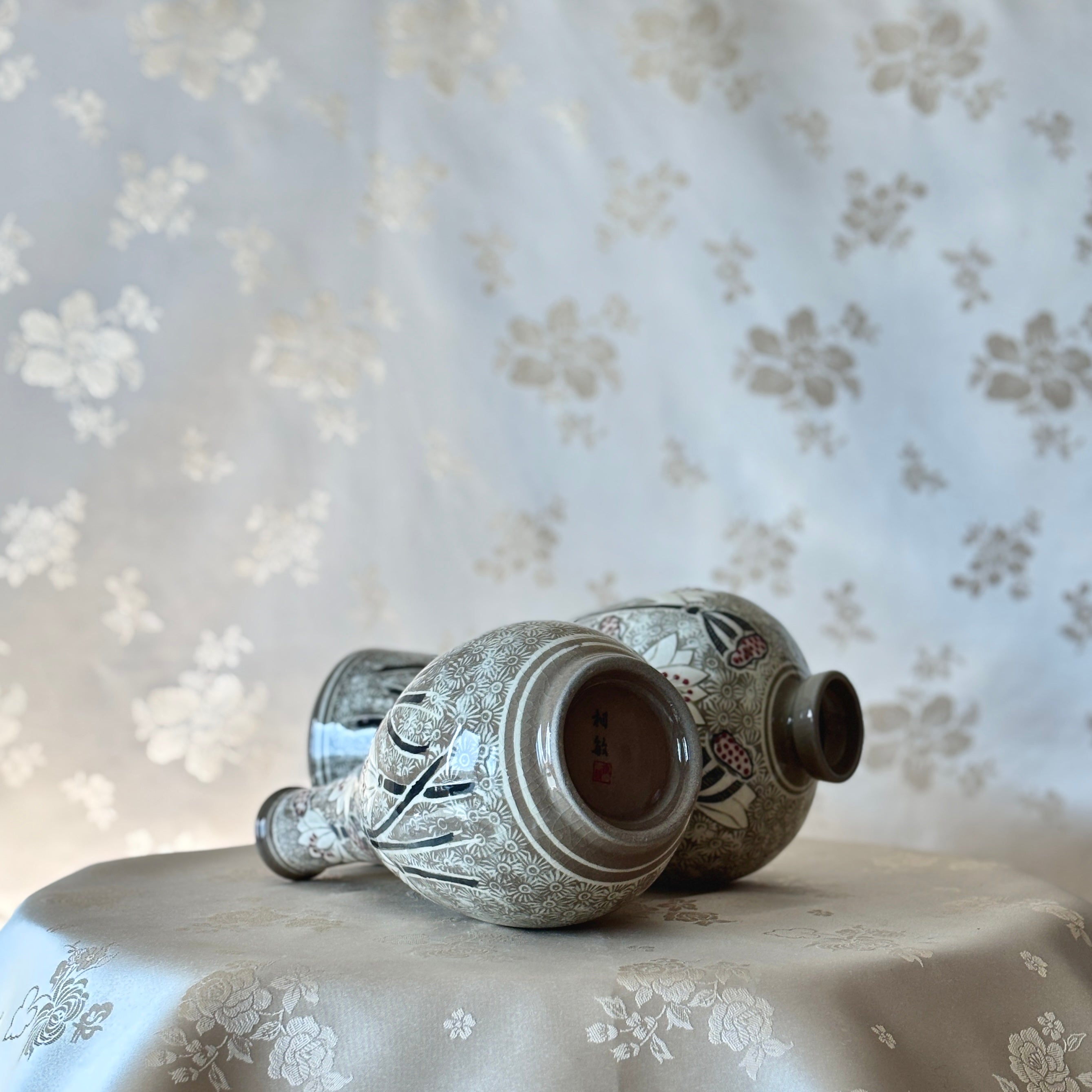 韓国青磁透かし彫り鶴雲文様花瓶 – ArtinKo