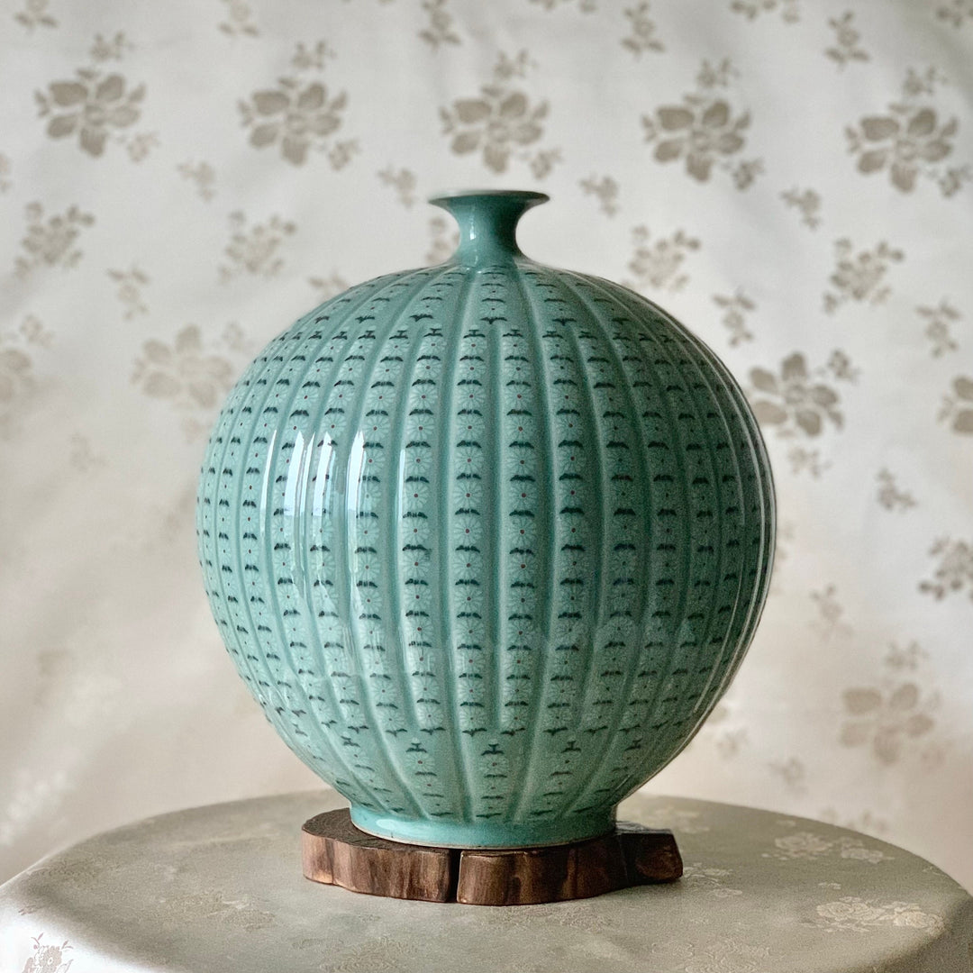 Große Celadon-Vase mit eingelegtem Chrysanthemenmuster (청자 상감 국화문 호)