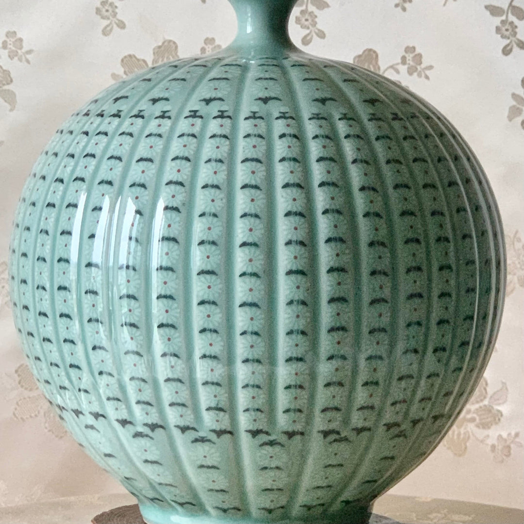 Celadon Middle Size Vase with Inlaid Chrysanthemum Pattern (청자 상감 국화문 호)