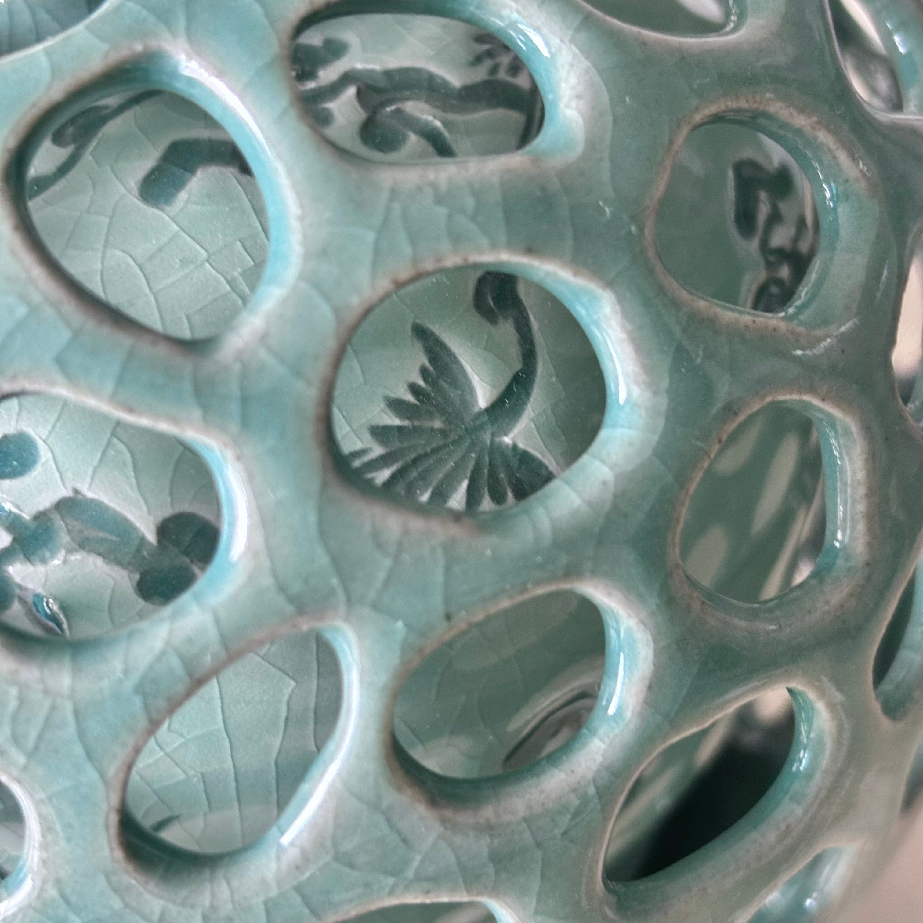 精巧な鶴と雲の彫刻が施された青磁二重透かし彫り花瓶 – ArtinKo