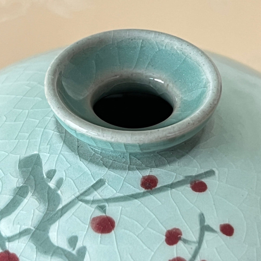 Weiße Seladonöl- oder Räucherstäbchenvase mit rotem Pflaumenmuster (청자 백상감 매화문 유병)