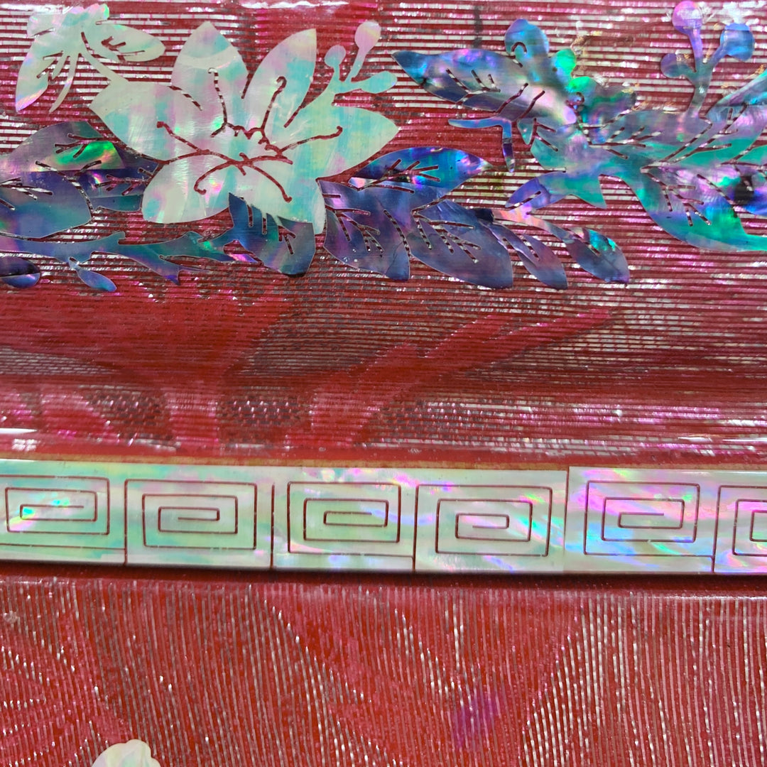 Zweitürige Schmuckschatulle aus rosafarbenem Perlmutt mit Seidenschicht und Schmetterlings- und Rankenmuster (자개 비단 은사 호접 당초문 보석함)
