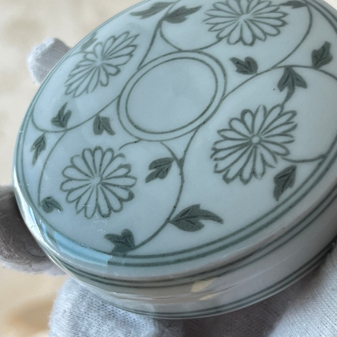 Weiße Porzellan-Dose mit Deckel: Chrysantheme vom Meisterhandwerker – ArtinKo