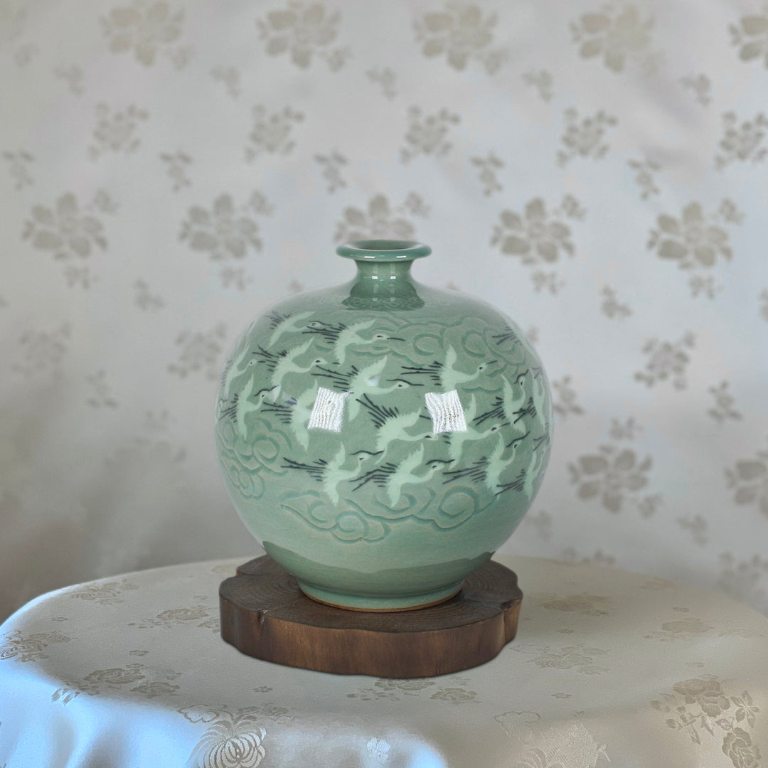 Celadon Vase with Inlaid Crane and Cloud Pattern (청자 상감 운학문 소구 호)