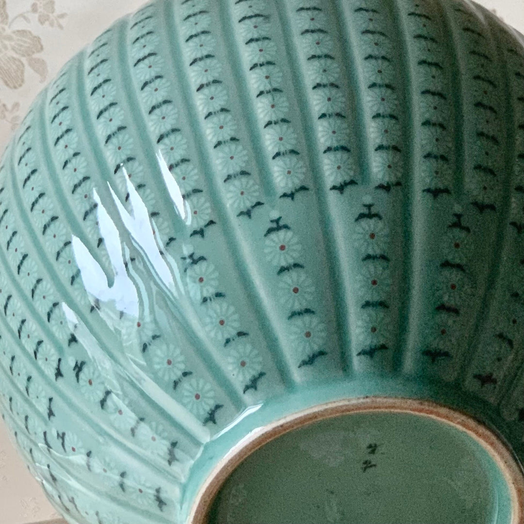 Große Celadon-Vase mit eingelegtem Chrysanthemenmuster (청자 상감 국화문 호)