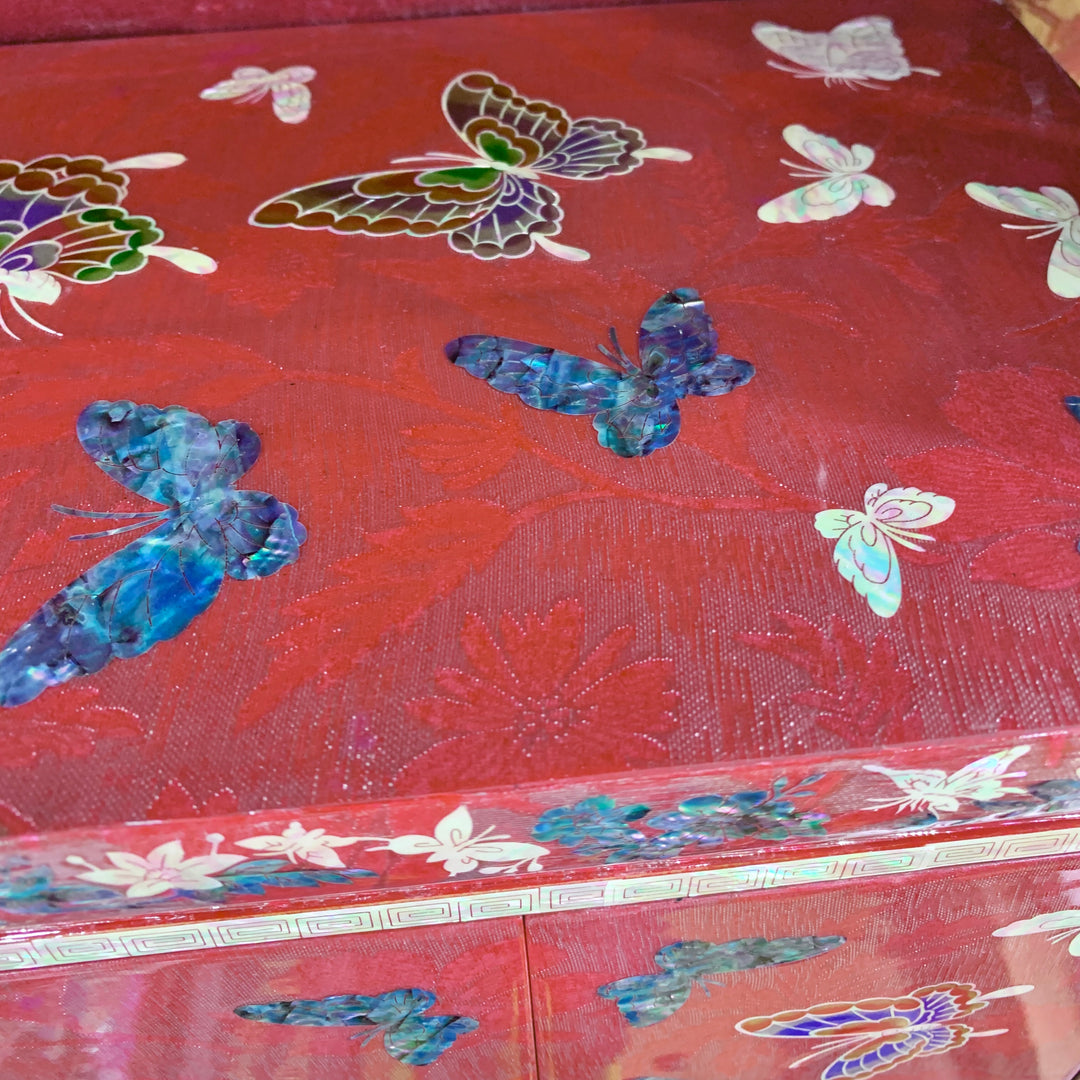 Zweitürige Schmuckschatulle aus rosafarbenem Perlmutt mit Seidenschicht und Schmetterlings- und Rankenmuster (자개 비단 은사 호접 당초문 보석함)