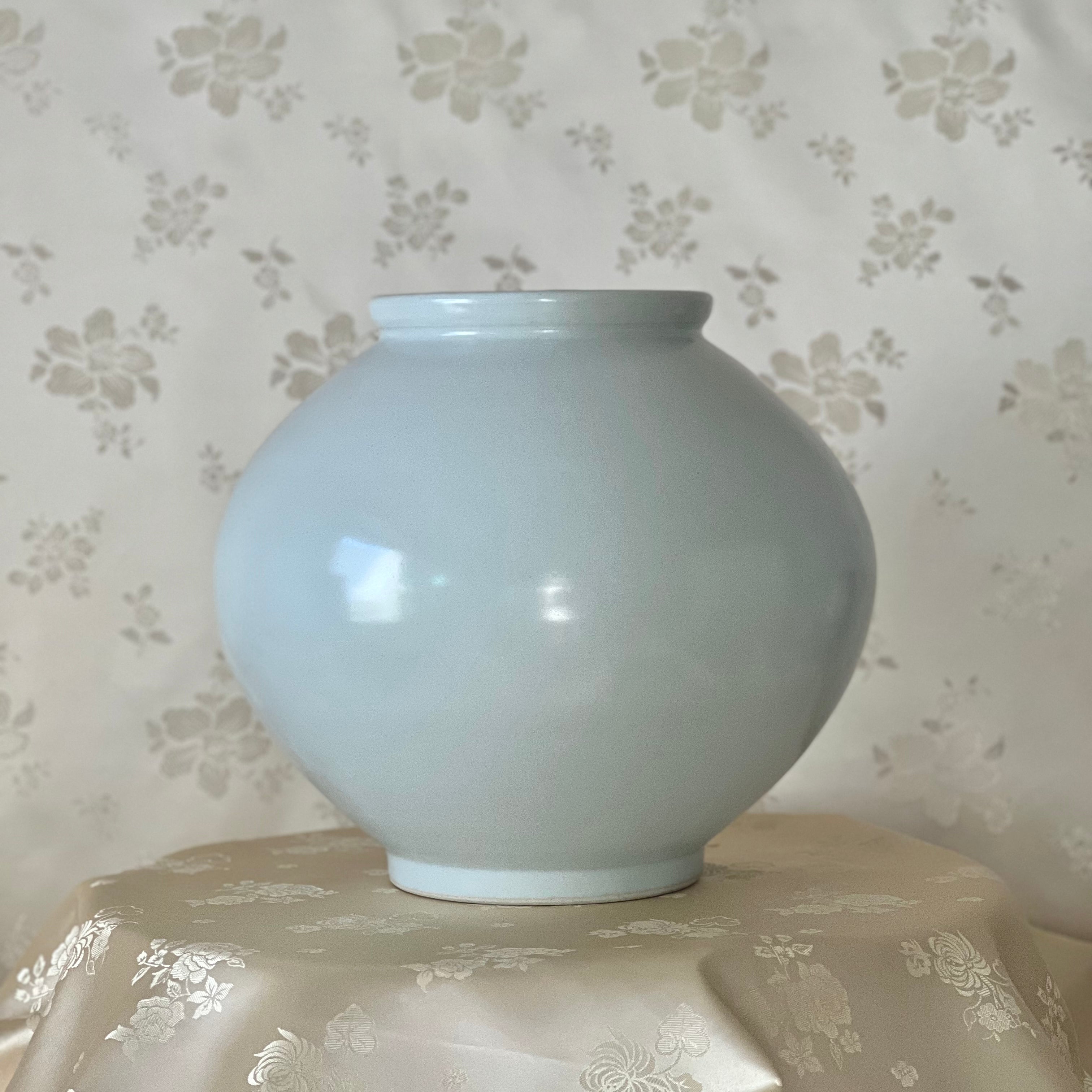 模様のない白磁の花瓶 (백자 무지 원호) – ArtinKo
