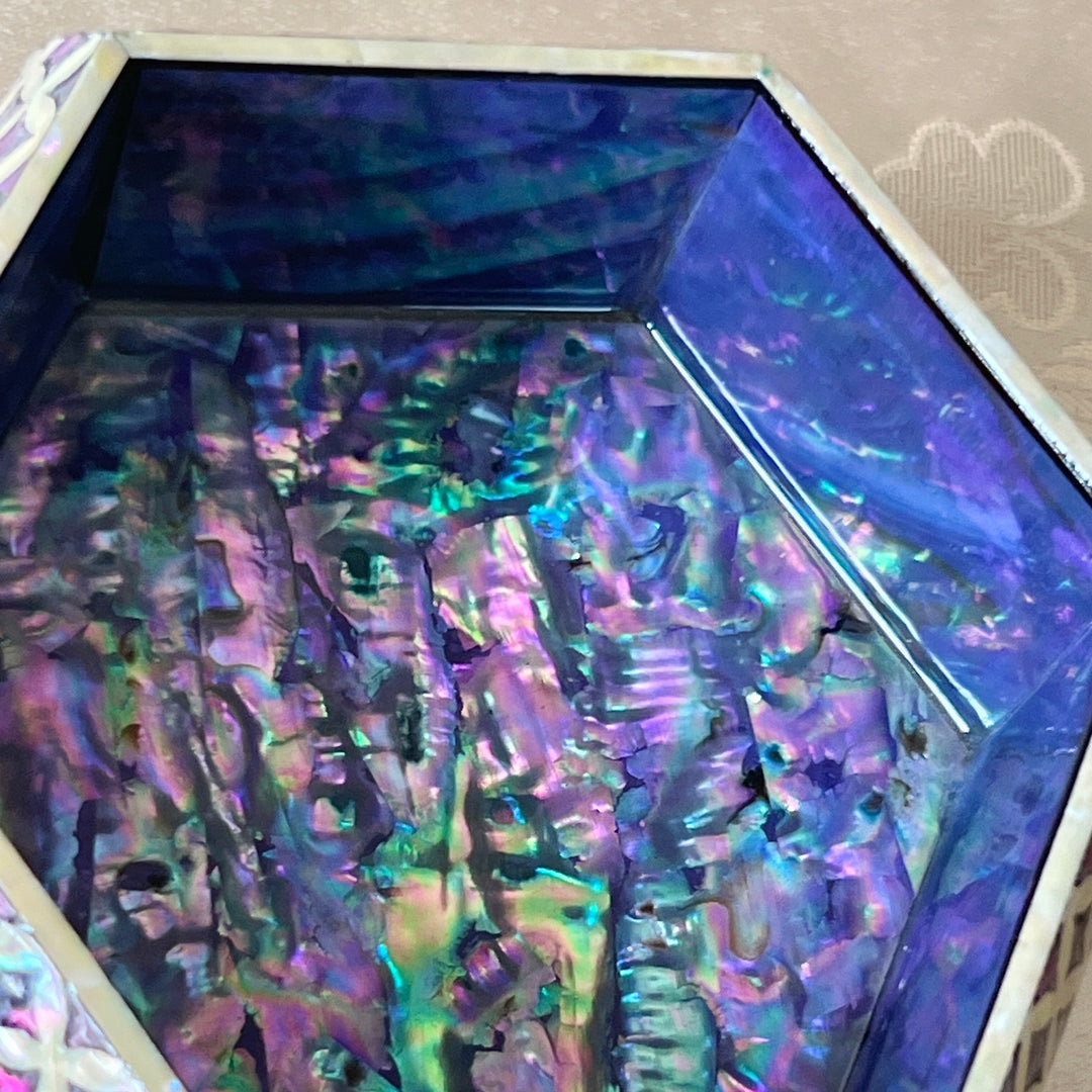Mother-of-Pearl Hexagonal Mini Lidded Box: Chilbo Pattern
