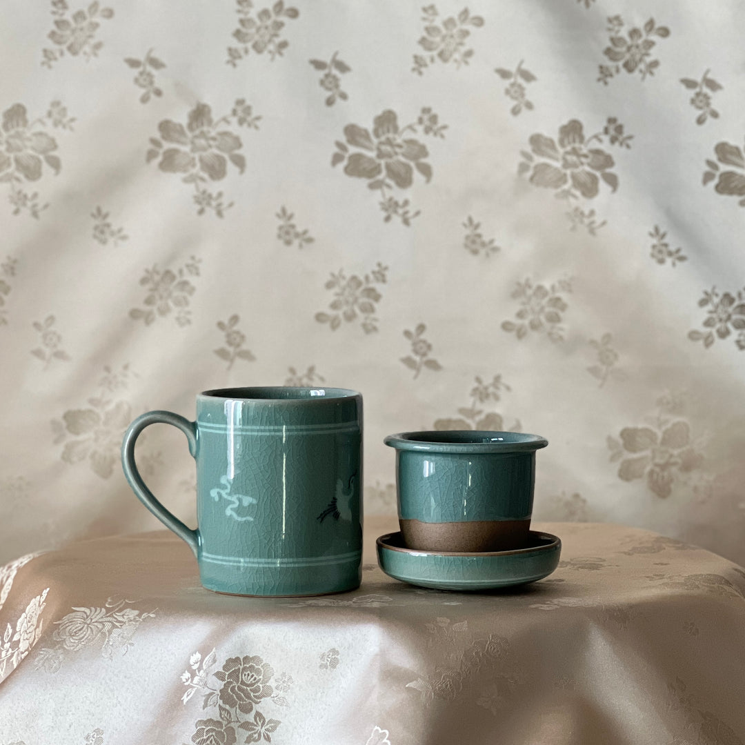 Celadon Tea Mug: Inlaid Cloud and Crane Motif