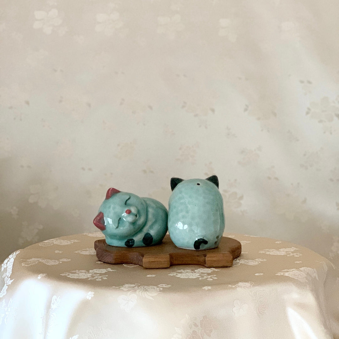 Seladon-Miniatur-Set mit zwei Katzen (청자 고양이 한쌍)