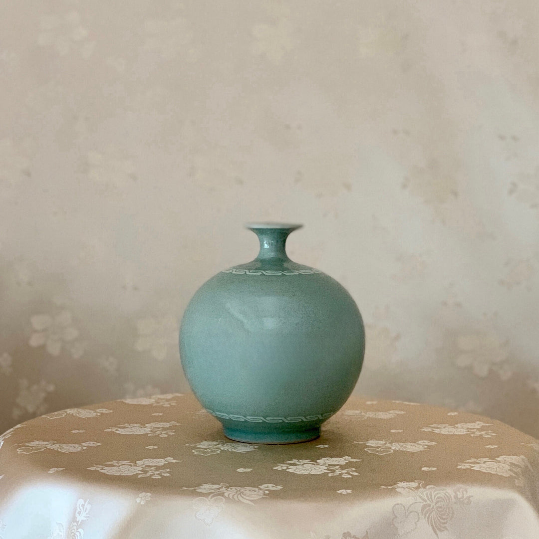 Celadon Vase with Inlaid Cloud and Crane Couple Pattern (청자 상감 쌍학문 소구호)