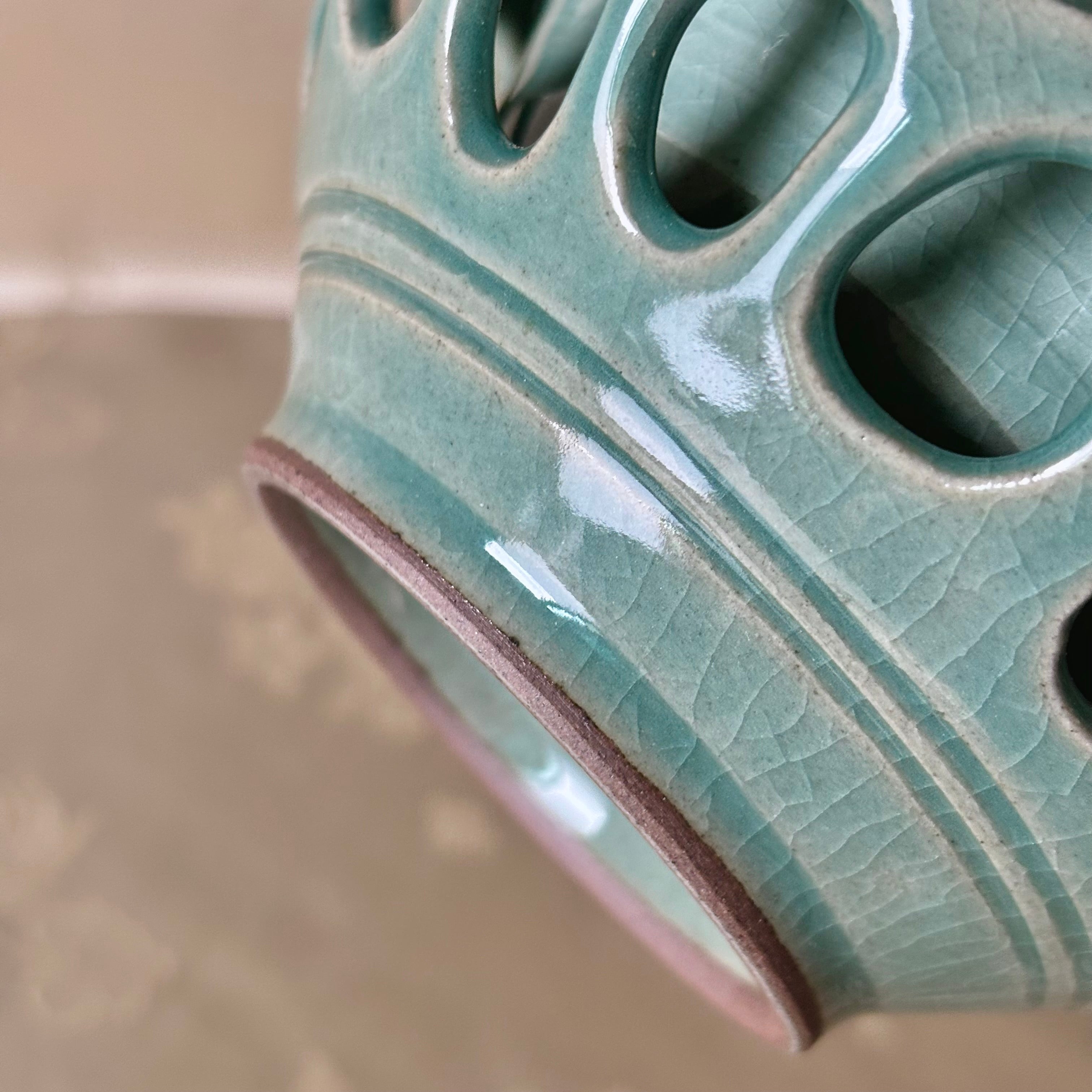 精巧な鶴と雲の彫刻が施された青磁二重透かし彫り花瓶 – ArtinKo