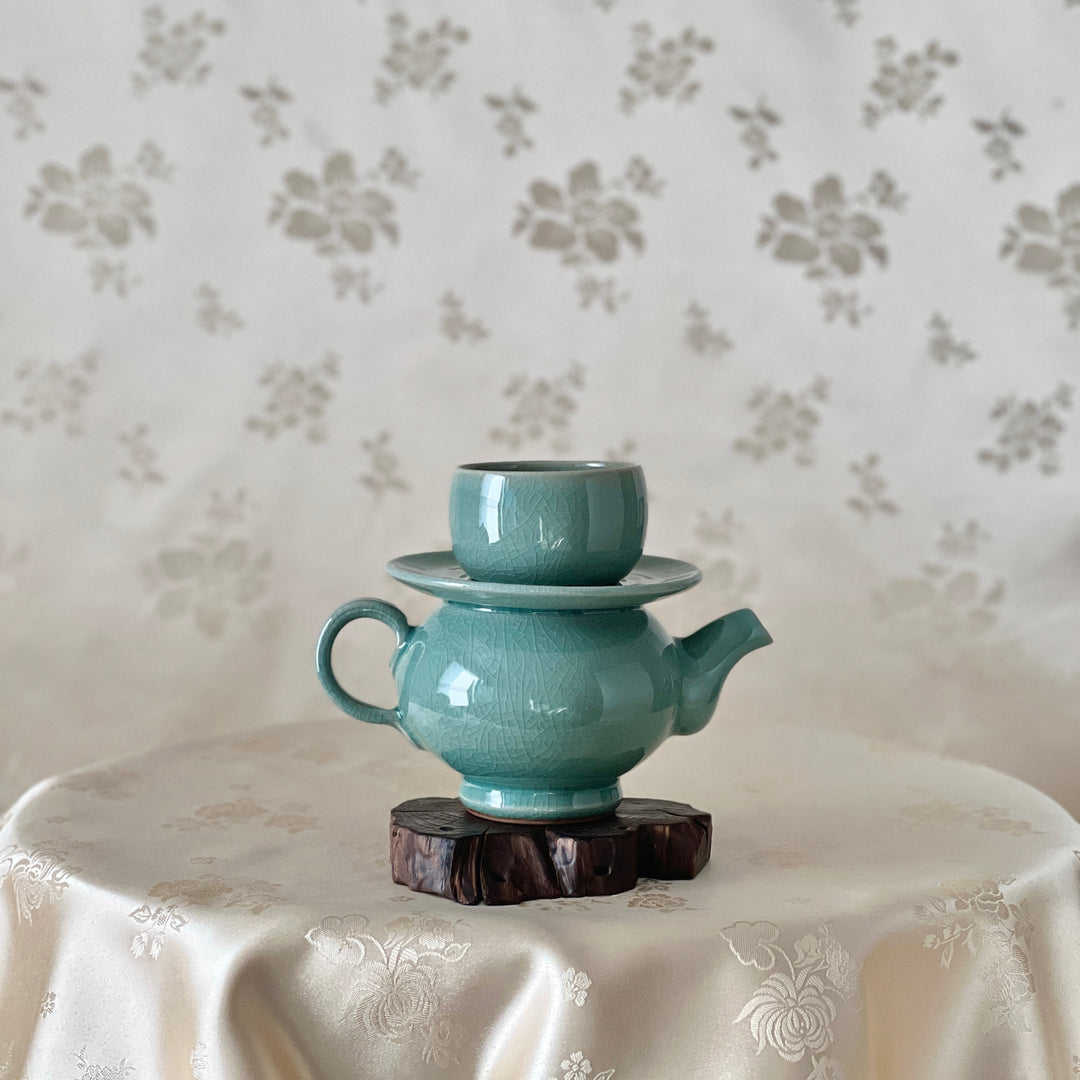 Celadon Gye-yeong Bae (Sobriety Cup): Embossed Crane Motif by Master Artisan