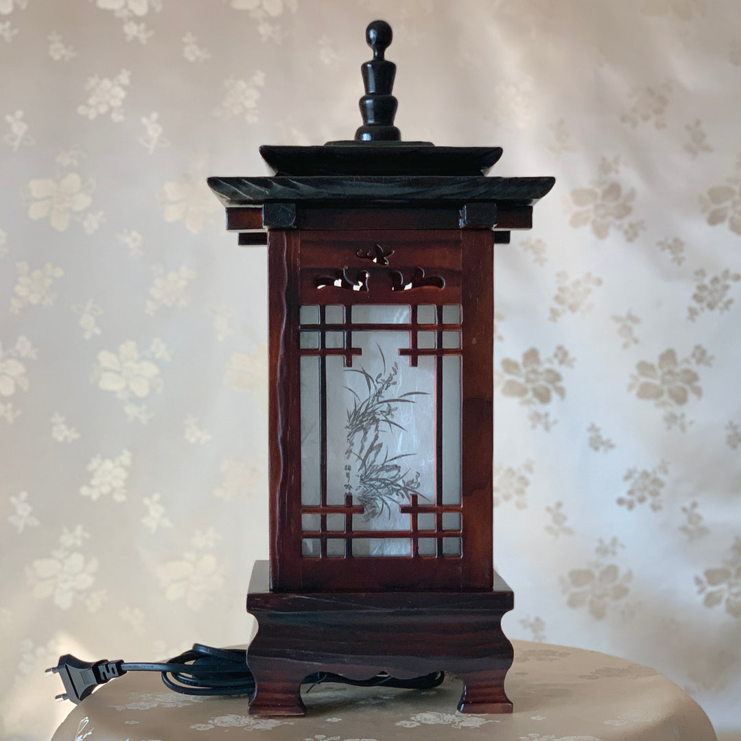 Akzent-Tischlampe aus Holz mit quadratischem, pagodenförmigem Dach (목재 사각기와탑 등)