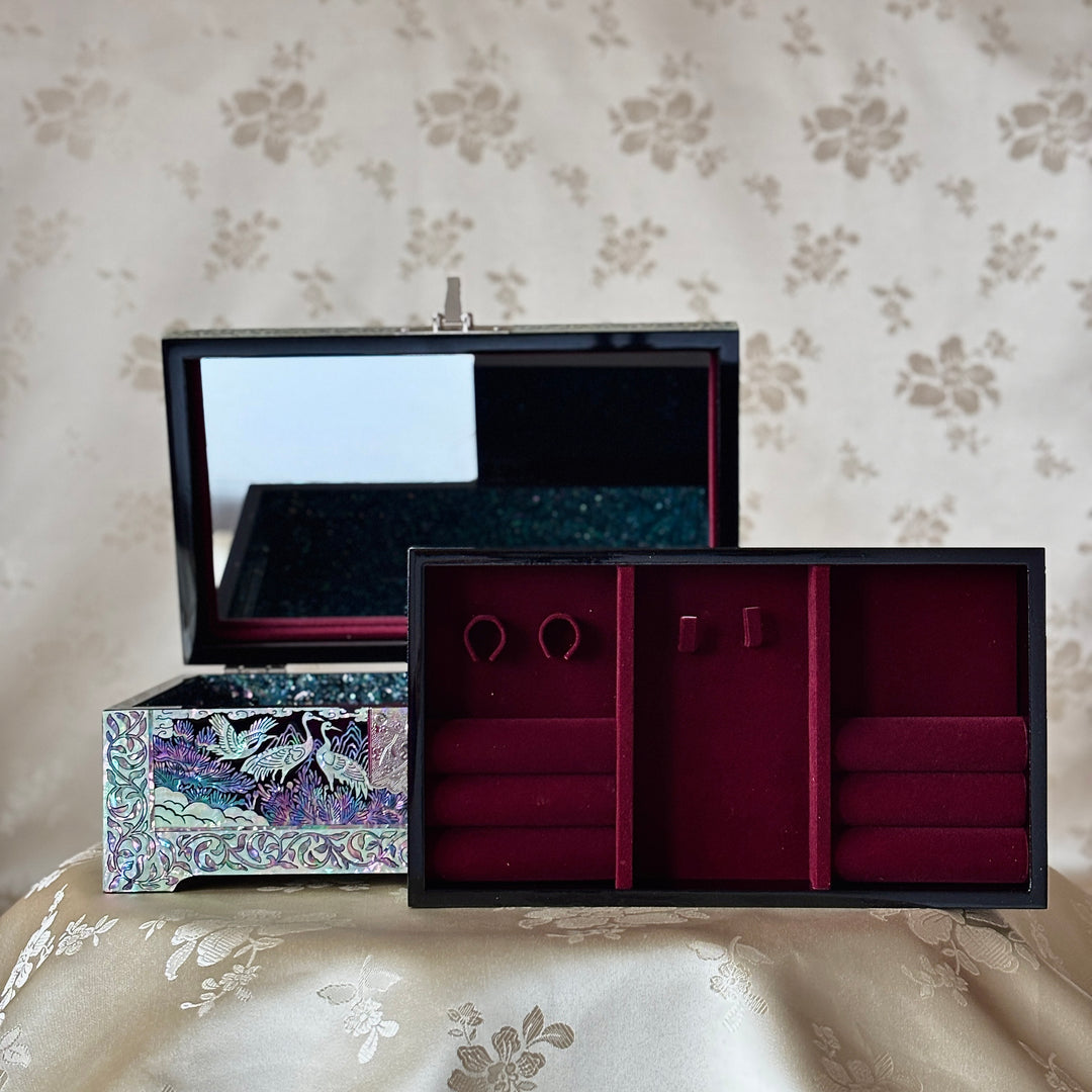 Mother-of-Pearl Jewelry Box: Crane and Pine Motif in Traditional Landscape Design