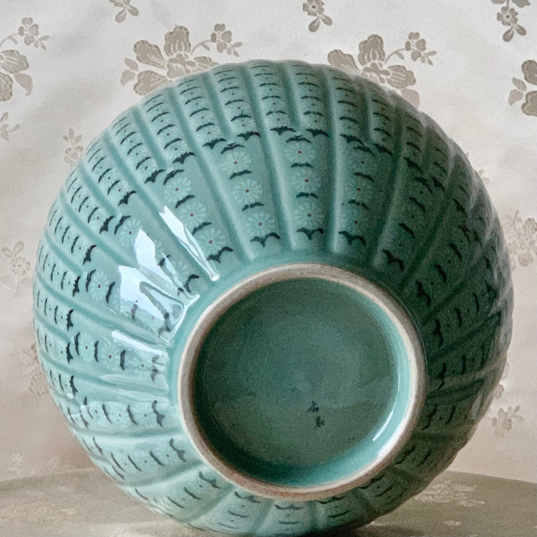 Mittelgroße Celadon-Vase mit eingelegtem Chrysanthemenmuster (청자 상감 국화문 호)