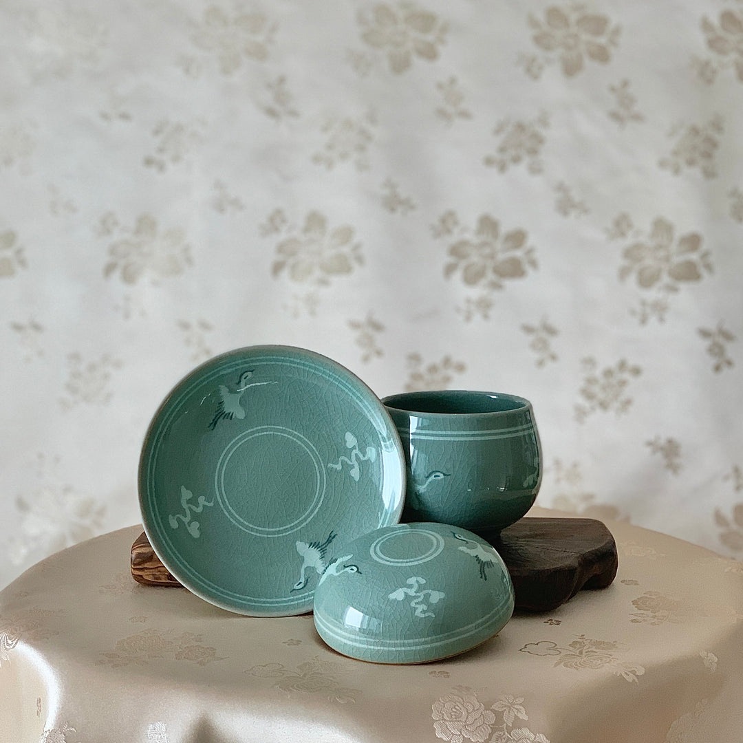 Seladon-Teetasse mit eingelegtem Kranich- und Wolkenmuster, inklusive Teller und Teesieb (청자 상감 운학문 찻잔)