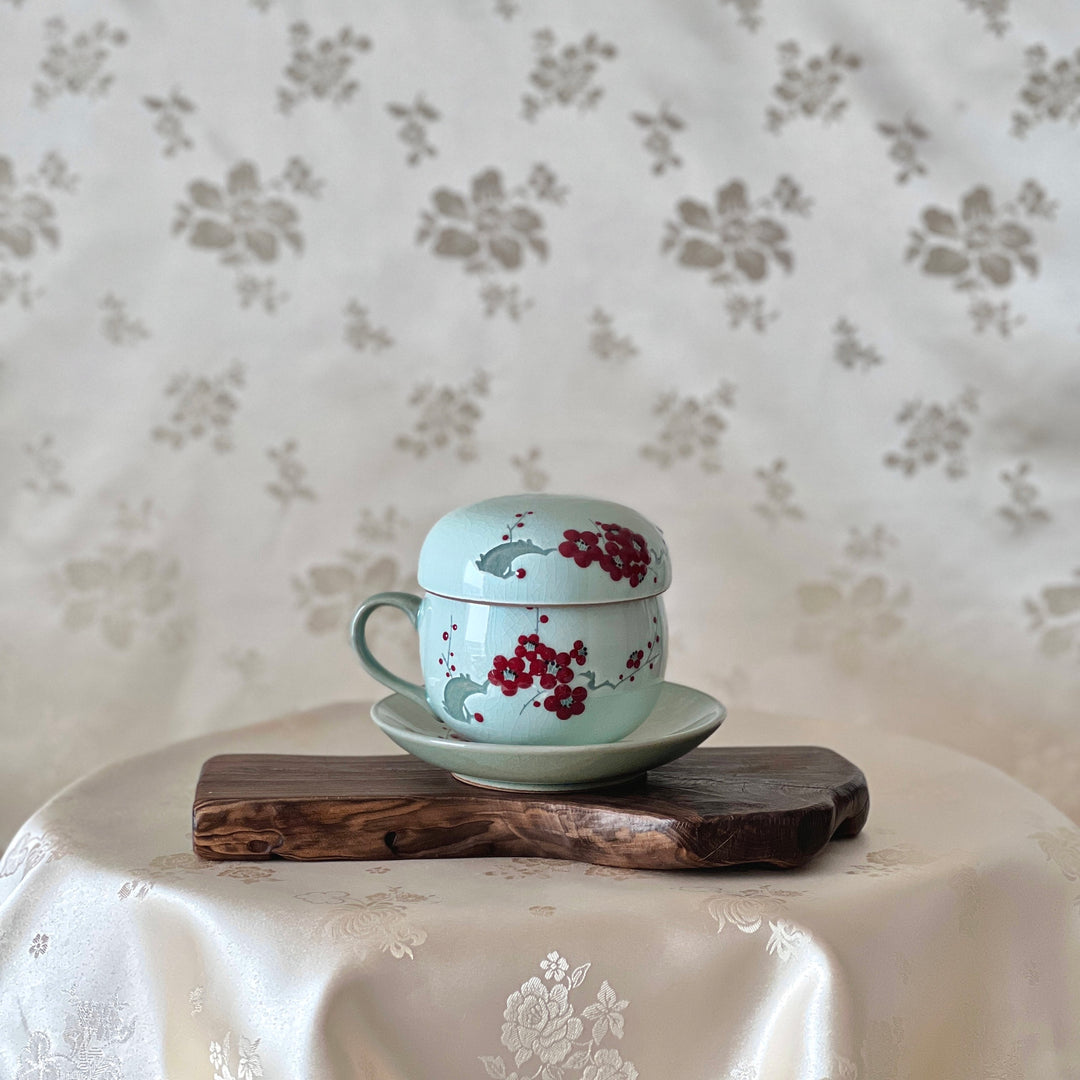 Weiße Seladon-Teetasse mit geprägtem roten Pflaumenmuster, inklusive Teller und Diffusor (청자 백상감 동화 매화문 찻잔)