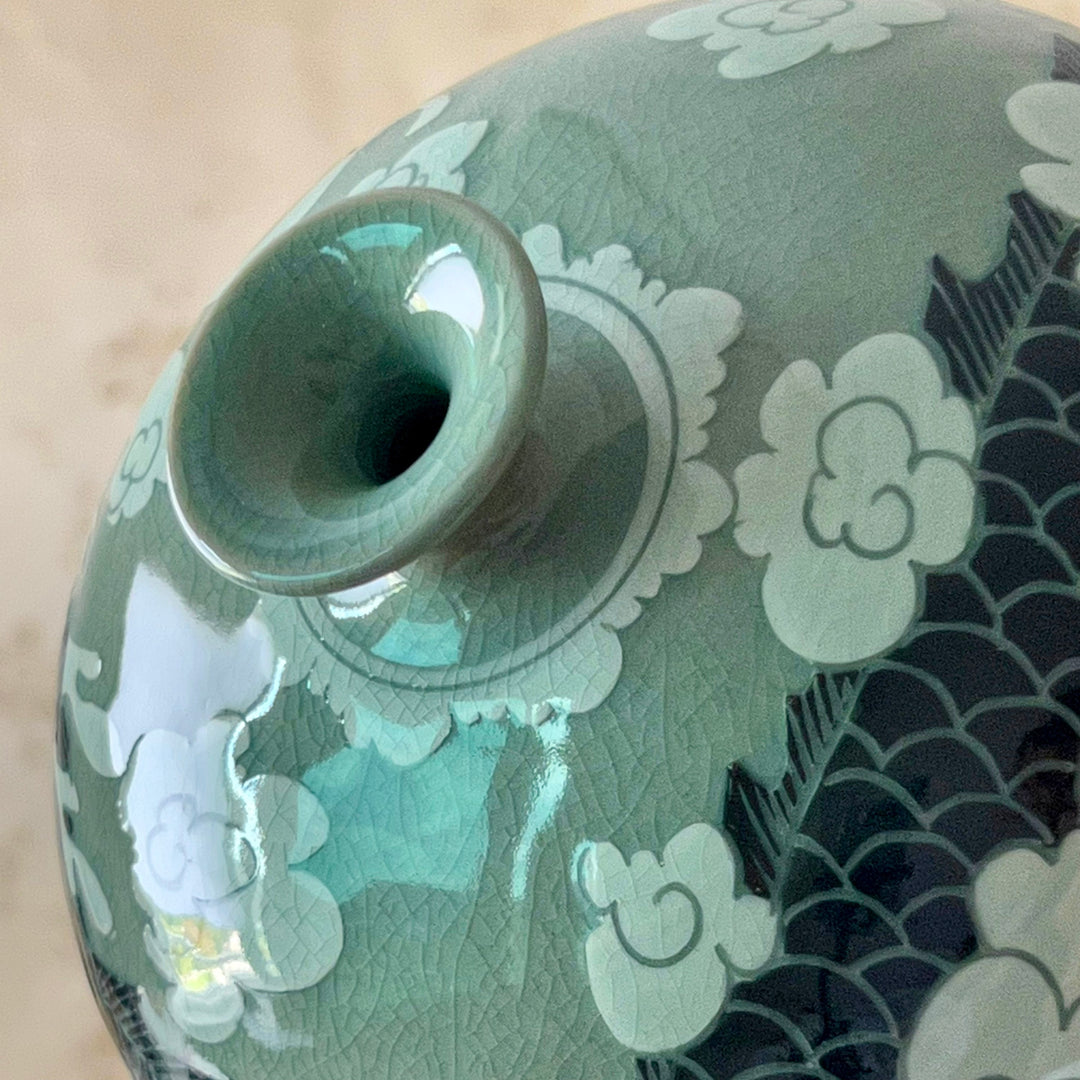 Celadon-Vase mit Muster aus Drache, Wolke und Sonne (청자 용운문 호)