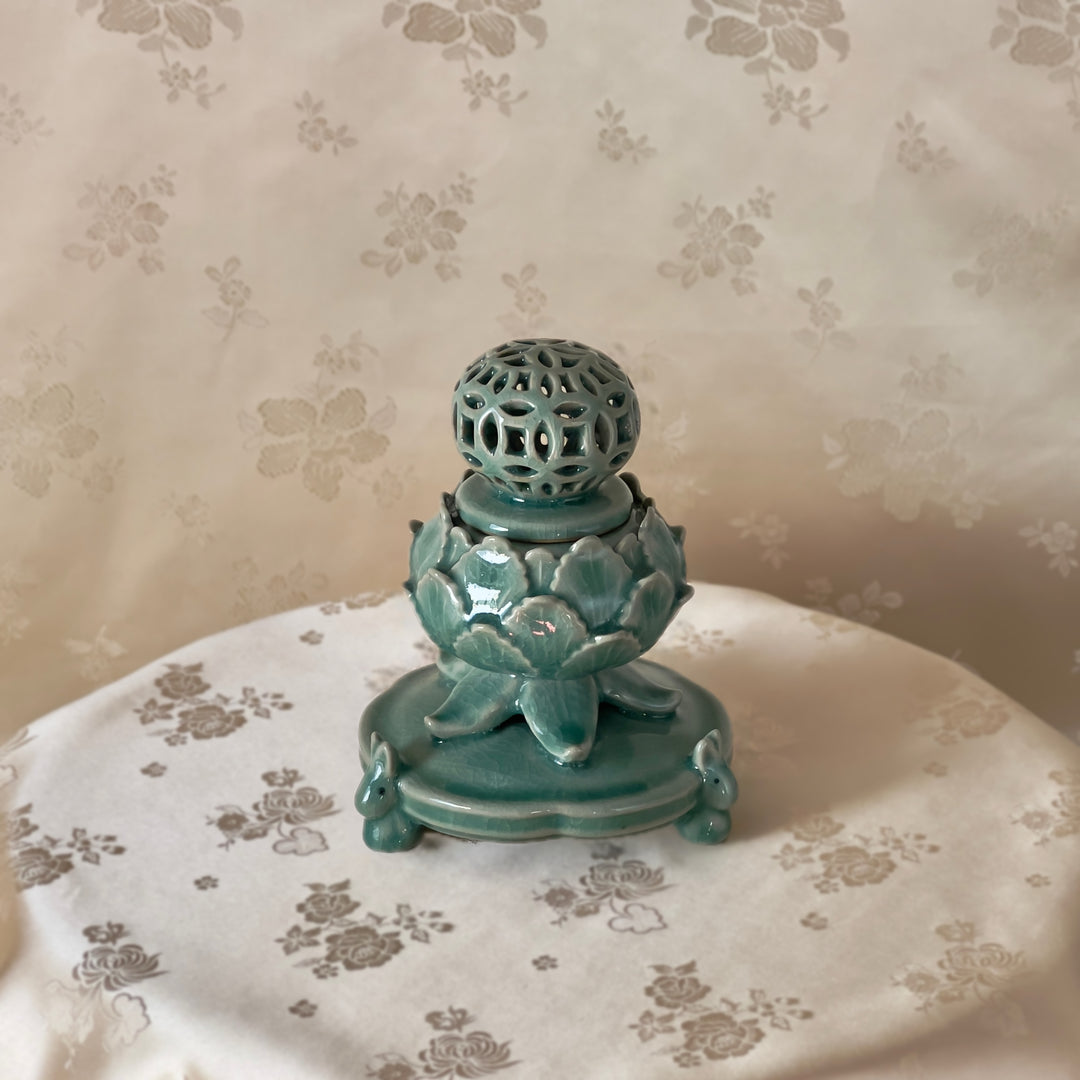 Celadon Lotus Shaped Incense Burner with Openwork Chilbo Pattern Cover (청자 투각칠보문 향로)