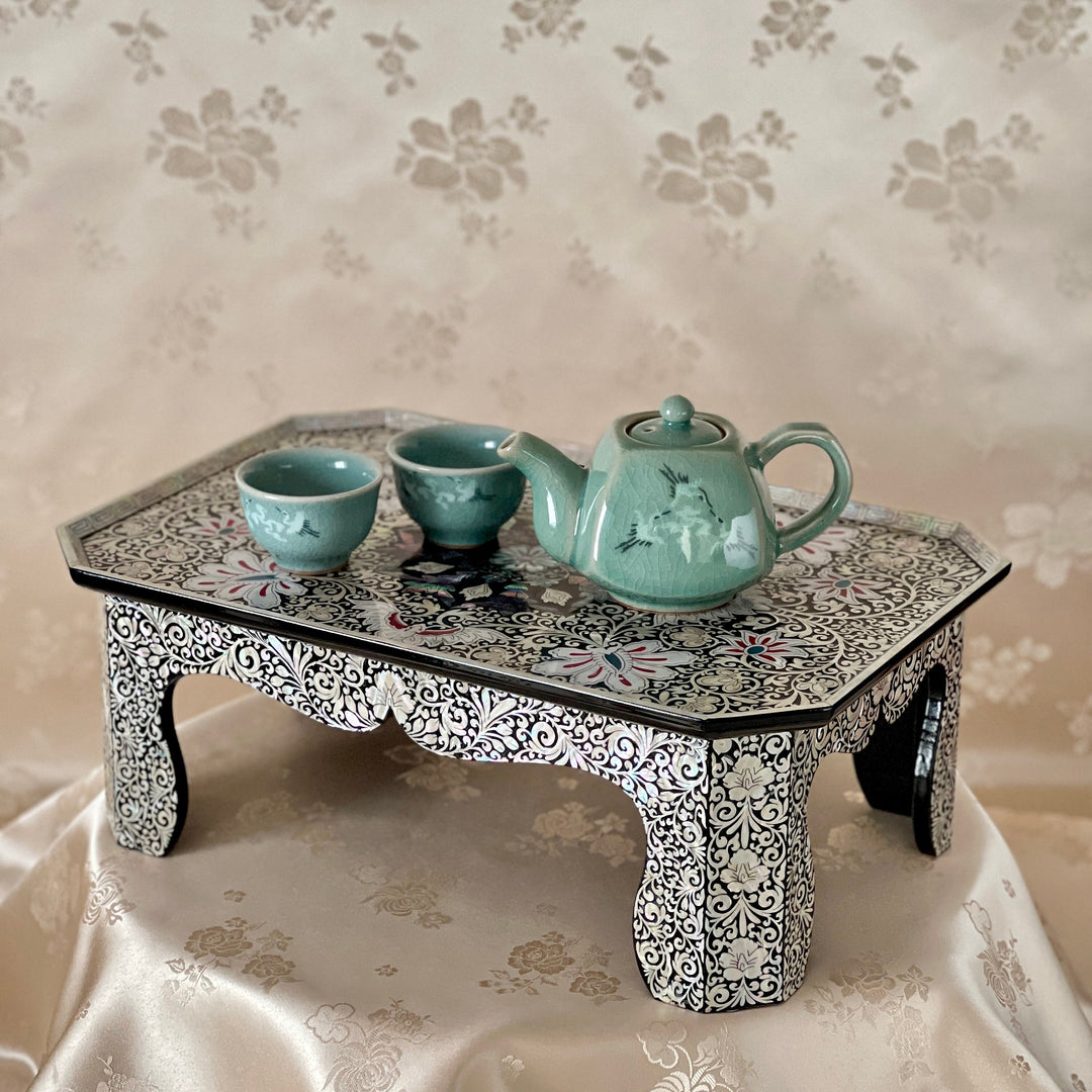 Mother of Pearl Tea Table or Stand with Inlaid Pattern of Vine and Flowers (당초문 자개상)