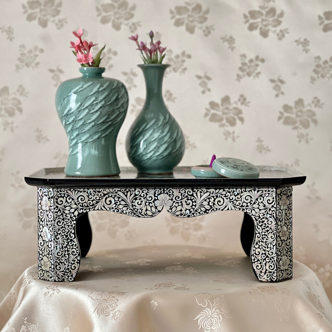 Mother of Pearl Tea Table or Stand with Inlaid Pattern of Vine and Flowers (당초문 자개상)