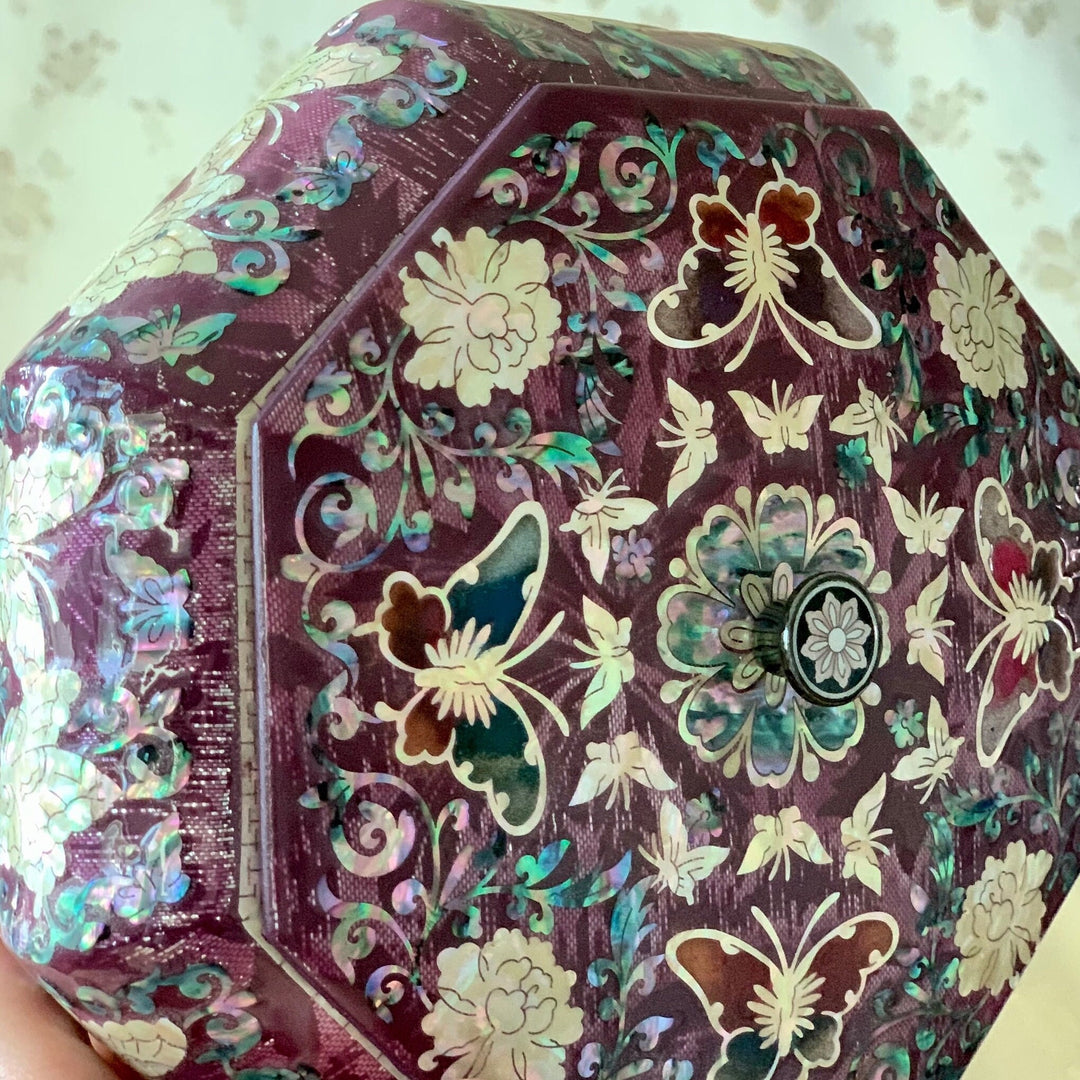 Mother of Pearl Handmade Silk Layered Octagon Purple Wooden Jewelry Box with Butterflies Pattern (자개 비단 은사 호접문 팔각 보석함)