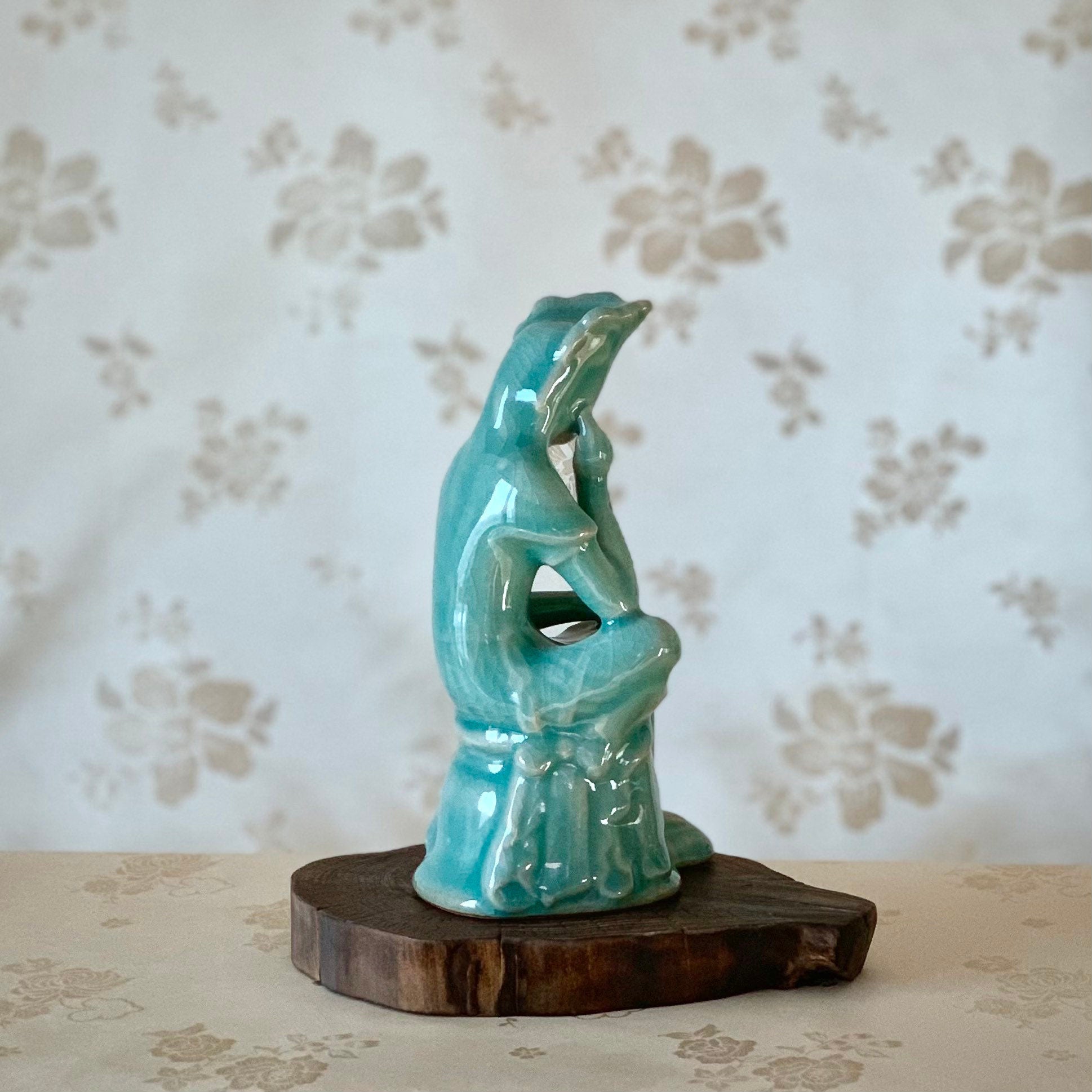 美しい高麗青磁の弥勒菩薩像