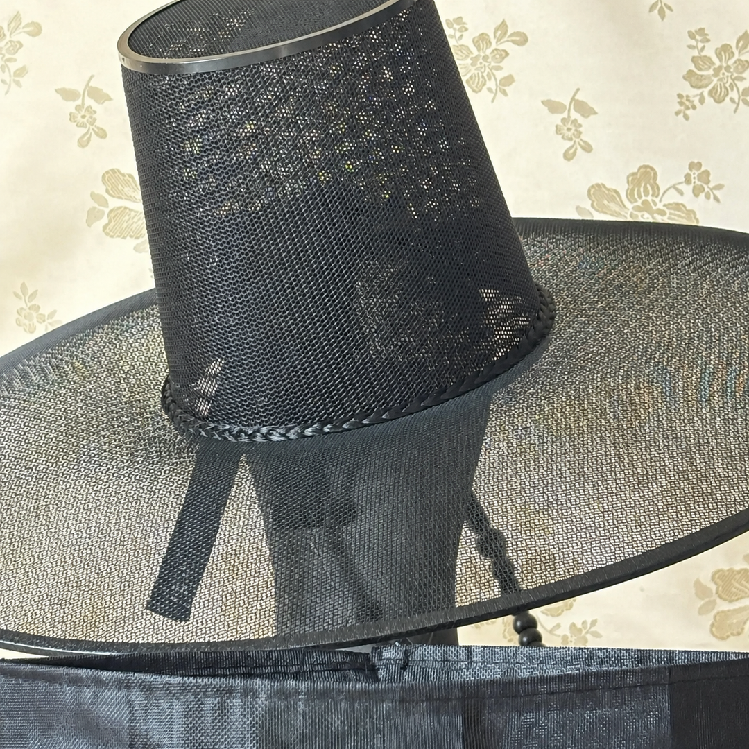 Traditional Hat ‘Gat’: Double-Layered Wide Brim, Symbol of Grace and Authority