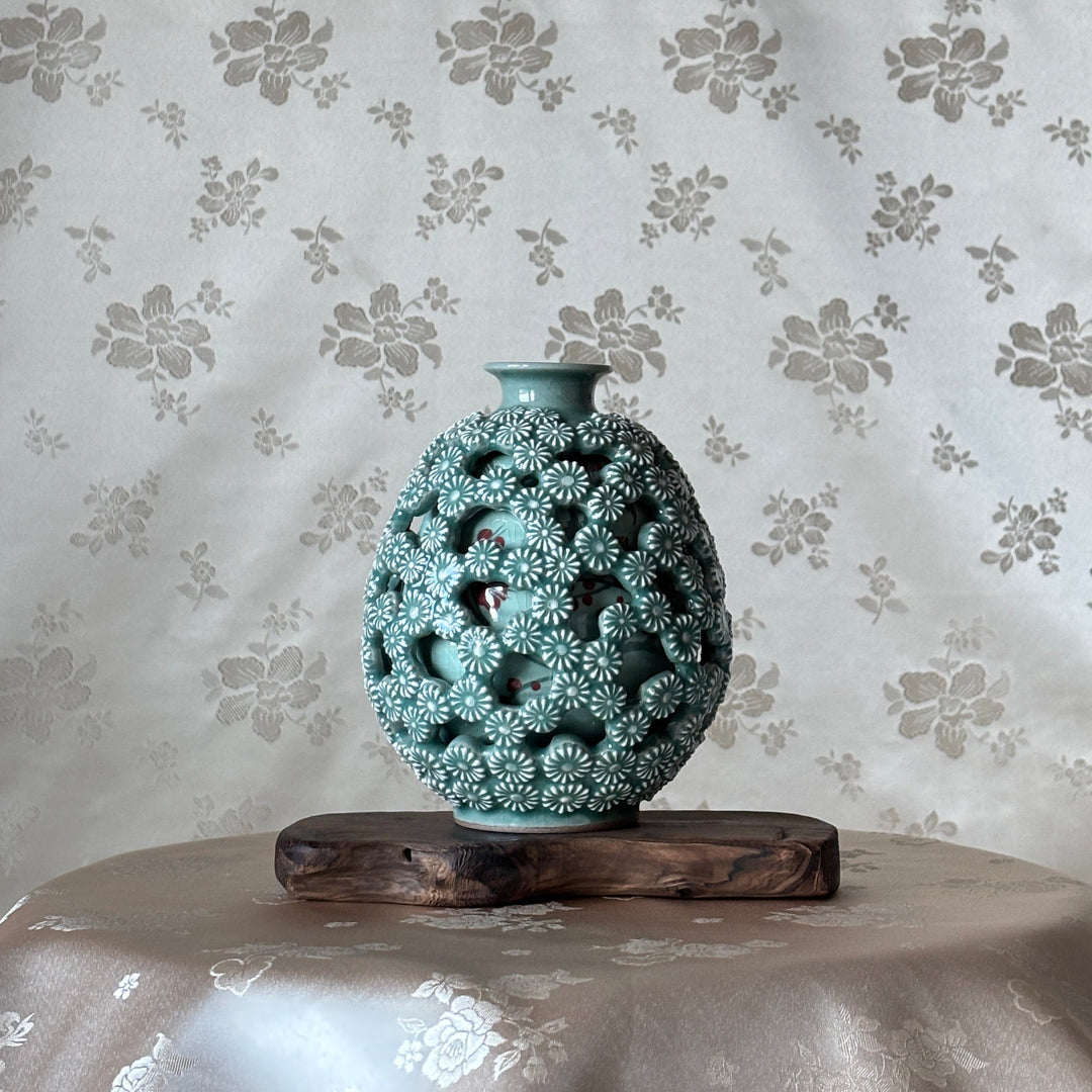 Seladon-Doppelwandvase mit durchbrochener Chrysanthemenverzierung – ArtinKo